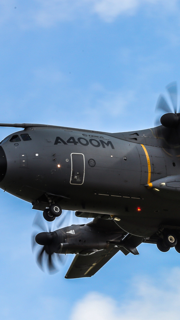 Avion de Chasse Noir Volant Dans le Ciel Pendant la Journée. Wallpaper in 750x1334 Resolution