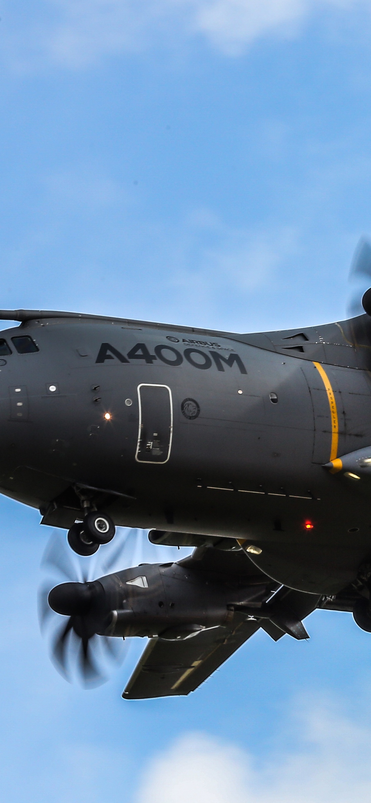 Avión de Combate Negro Volando en el Cielo Durante el Día. Wallpaper in 1242x2688 Resolution