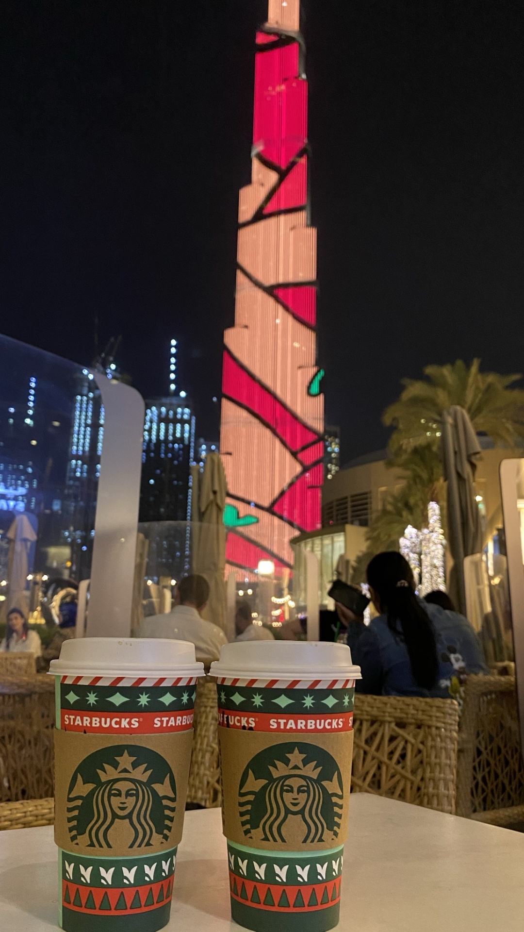 Dubaï, Burj Khalifa, Logo Starbucks 2011, Verrerie. Wallpaper in 1080x1920 Resolution