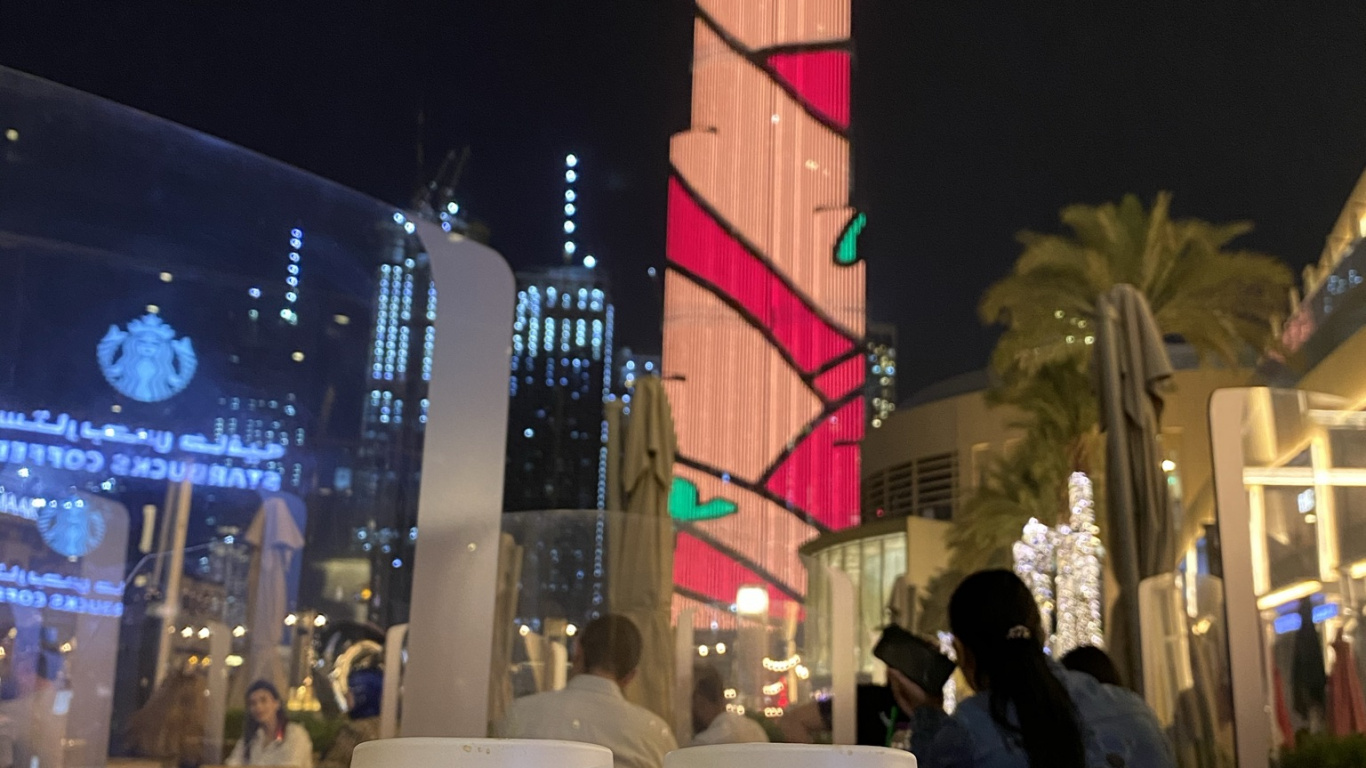 Dubaï, Burj Khalifa, Logo Starbucks 2011, Verrerie. Wallpaper in 1366x768 Resolution