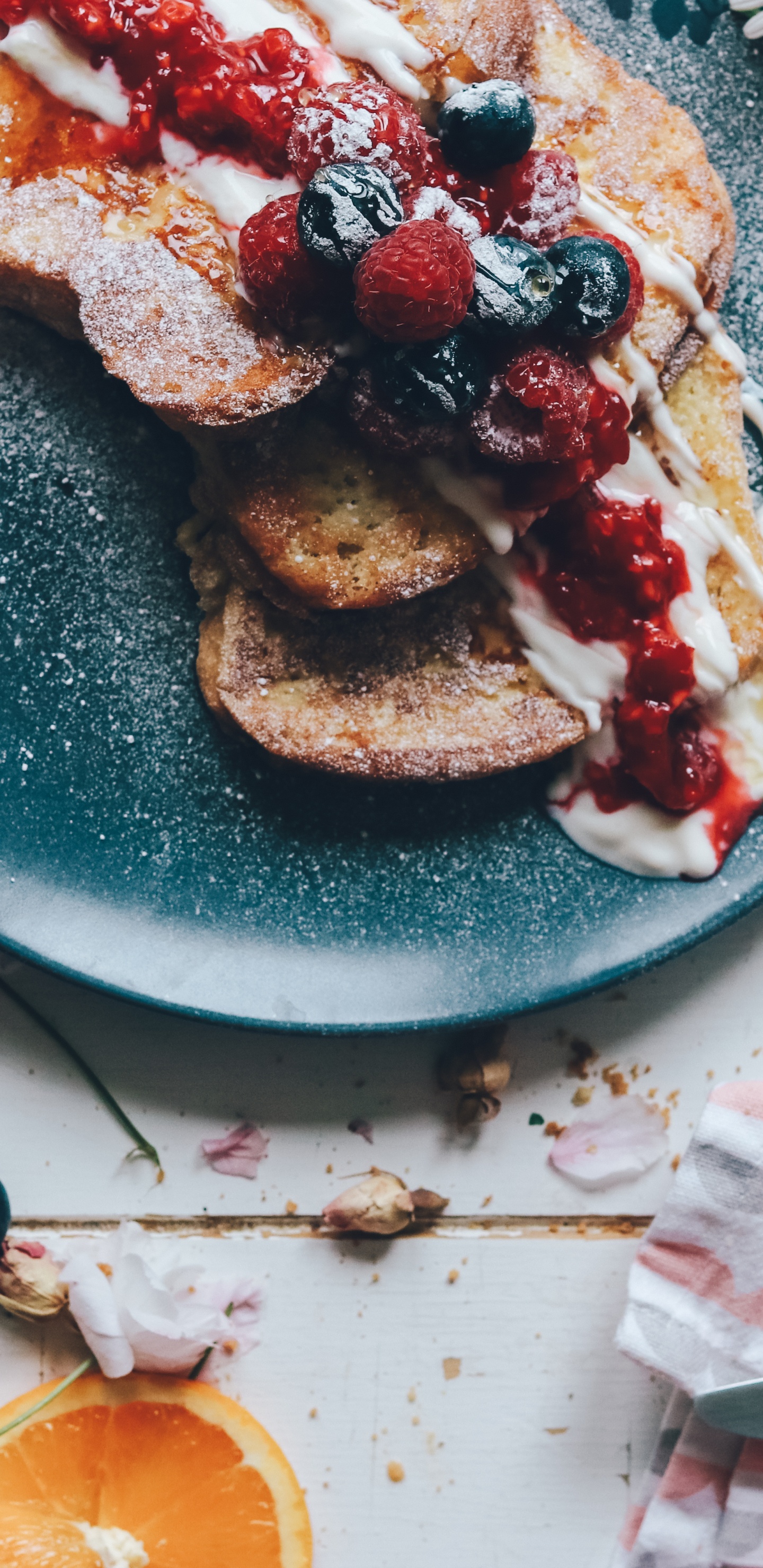 Pizza en Rodajas Sobre Placa de Cerámica Azul. Wallpaper in 1440x2960 Resolution
