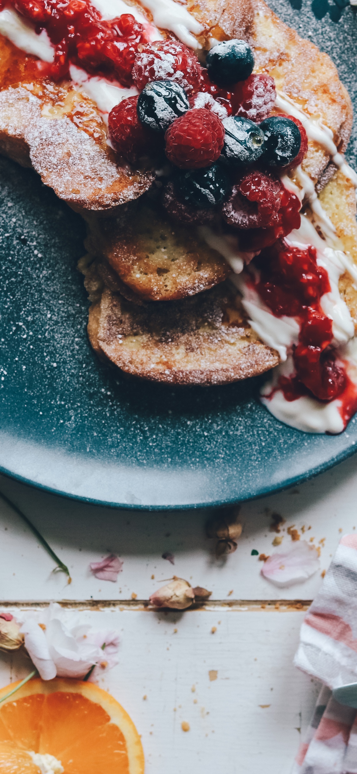 Pizza en Tranches Sur Plaque en Céramique Bleue. Wallpaper in 1242x2688 Resolution