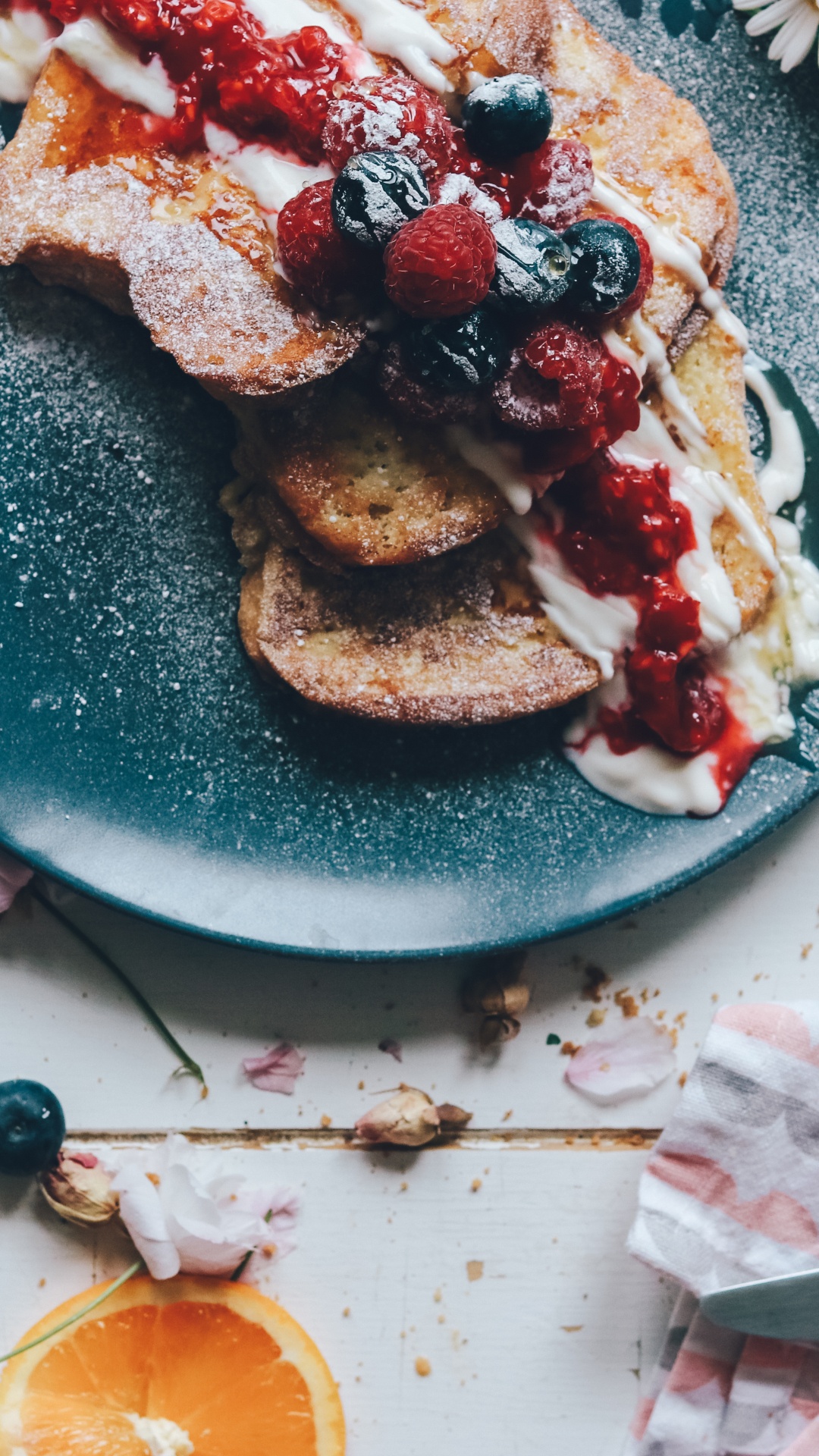 Geschnittene Pizza Auf Blauem Keramikteller. Wallpaper in 1080x1920 Resolution