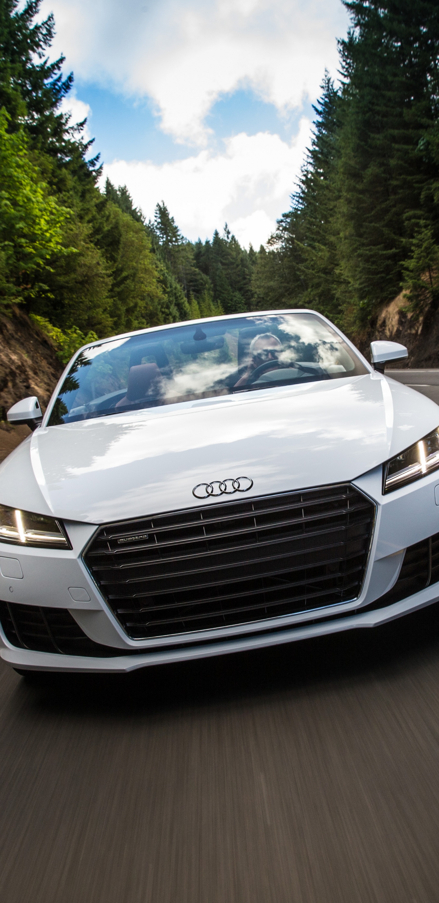 Audi a 4 Blanche Sur Route Pendant la Journée. Wallpaper in 1440x2960 Resolution