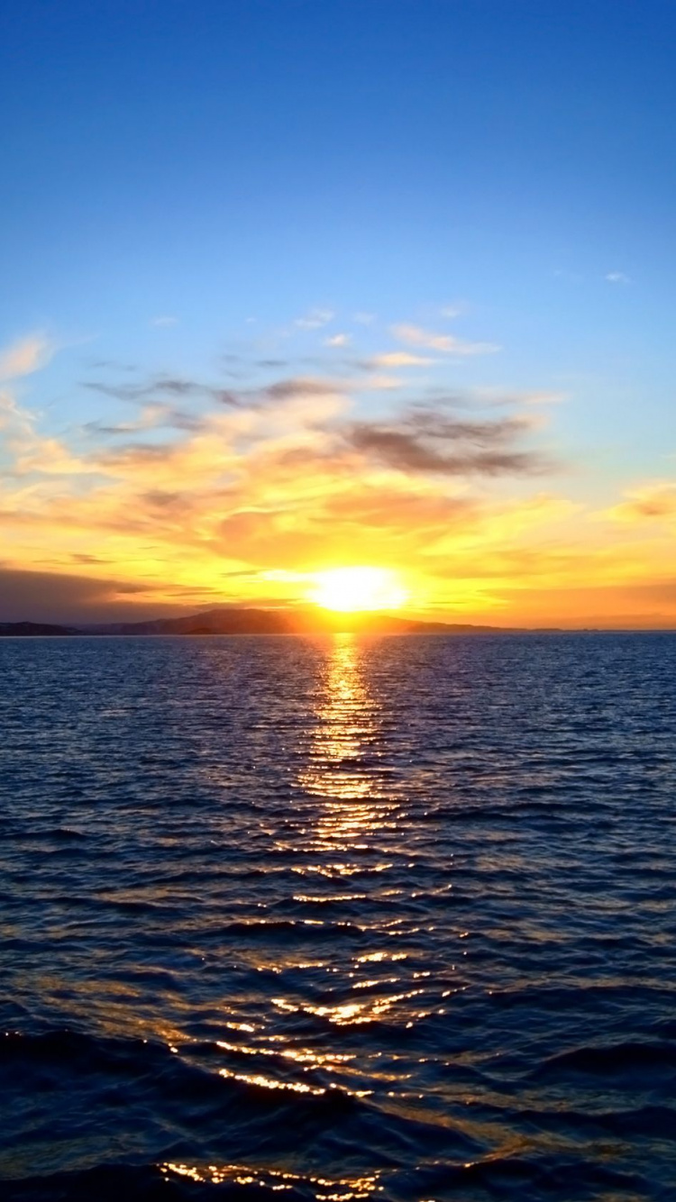 Body of Water During Sunset. Wallpaper in 750x1334 Resolution