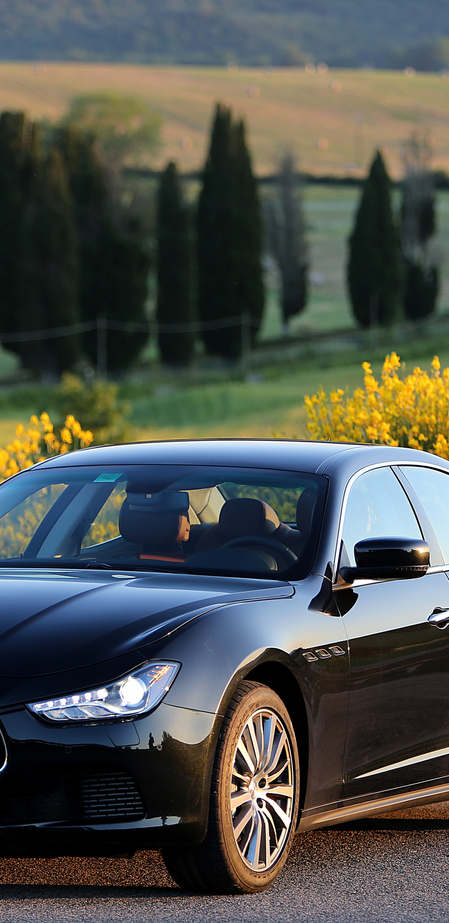 Porsche 911 Noire Garée Sur Route Pendant la Journée. Wallpaper in 1440x2960 Resolution