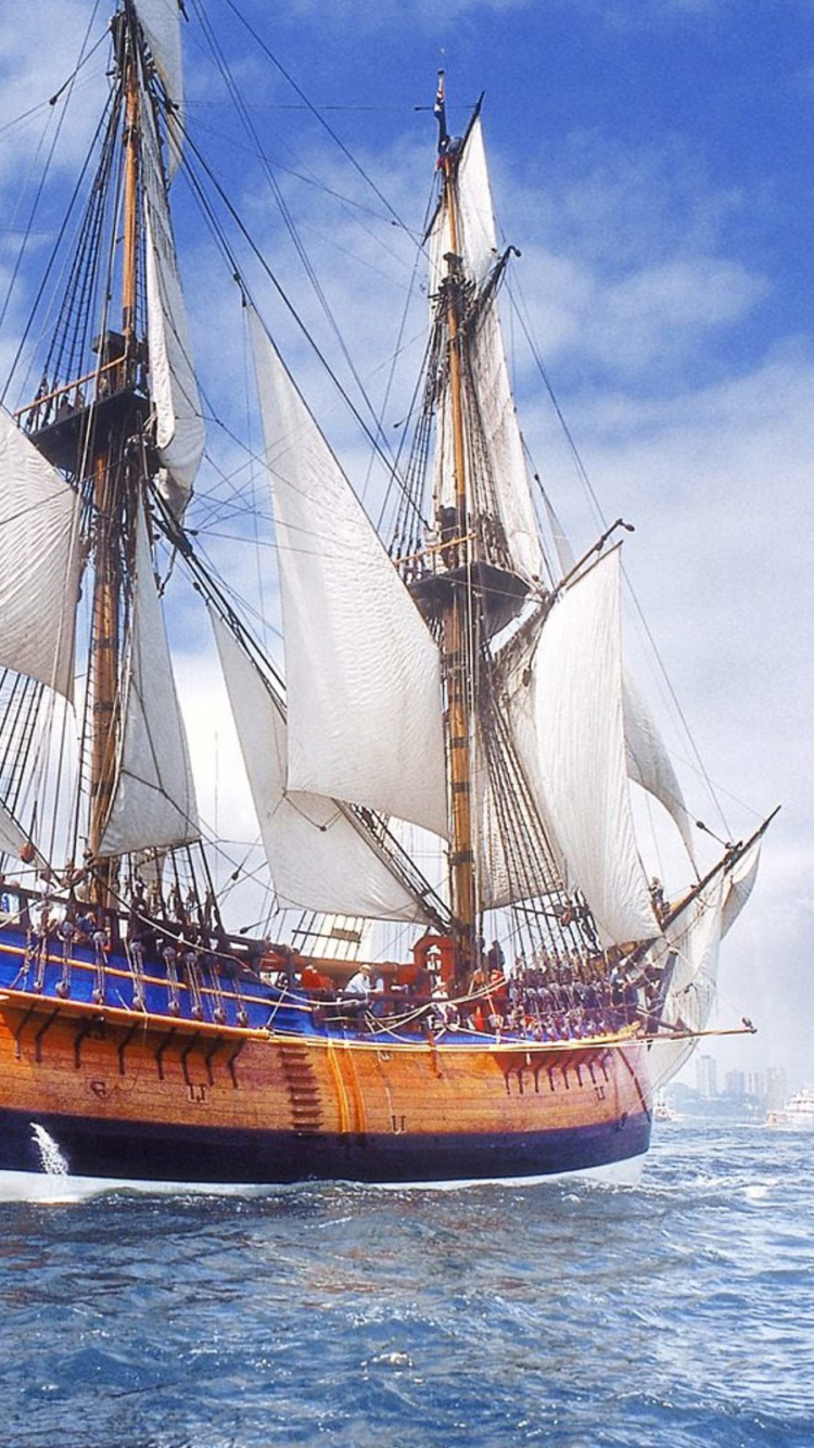 Braunes Und Weißes Segelschiff Auf Dem Wasser. Wallpaper in 750x1334 Resolution