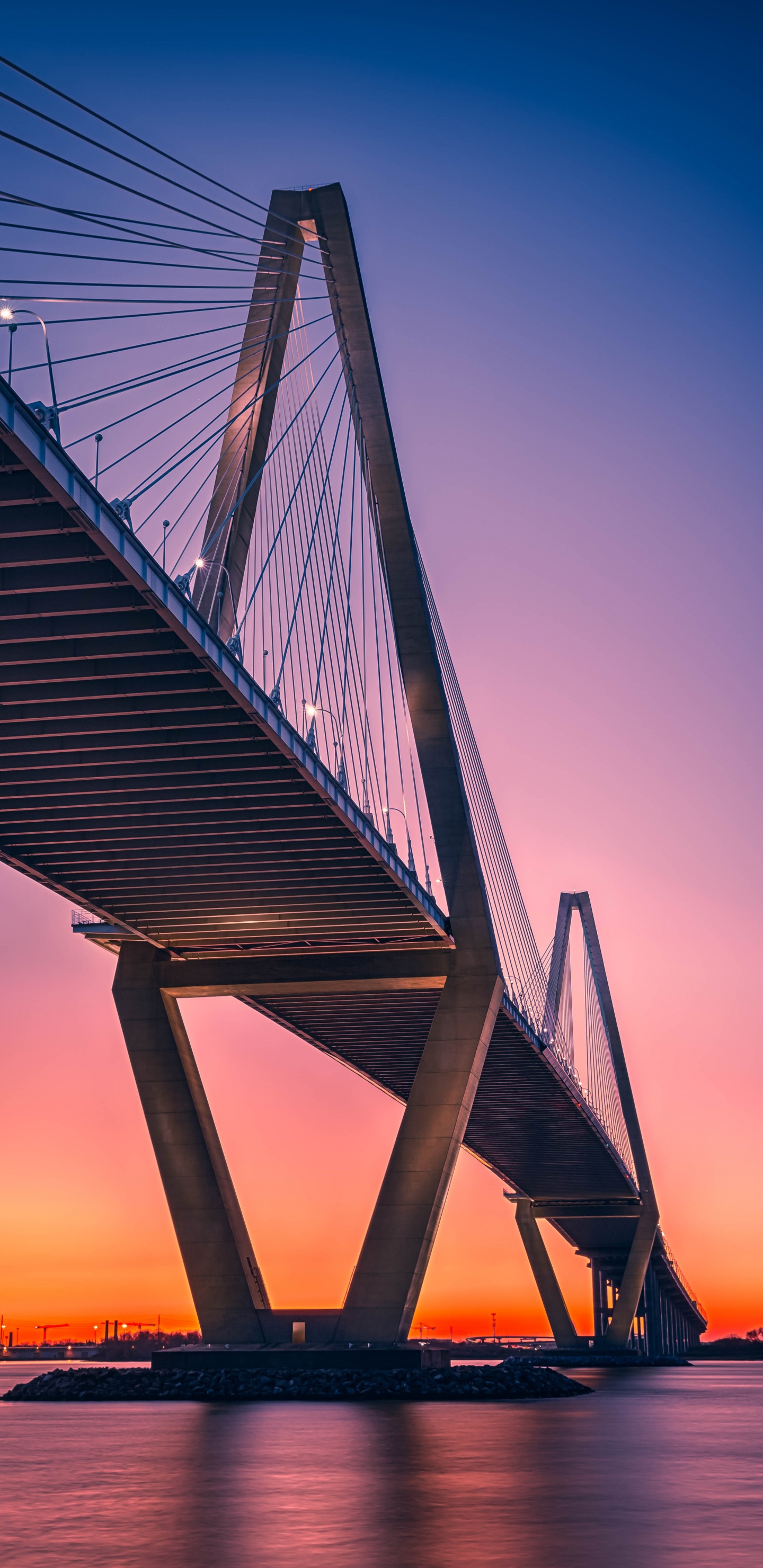 Graue Metallbrücke Unter Blauem Himmel Tagsüber. Wallpaper in 1440x2960 Resolution