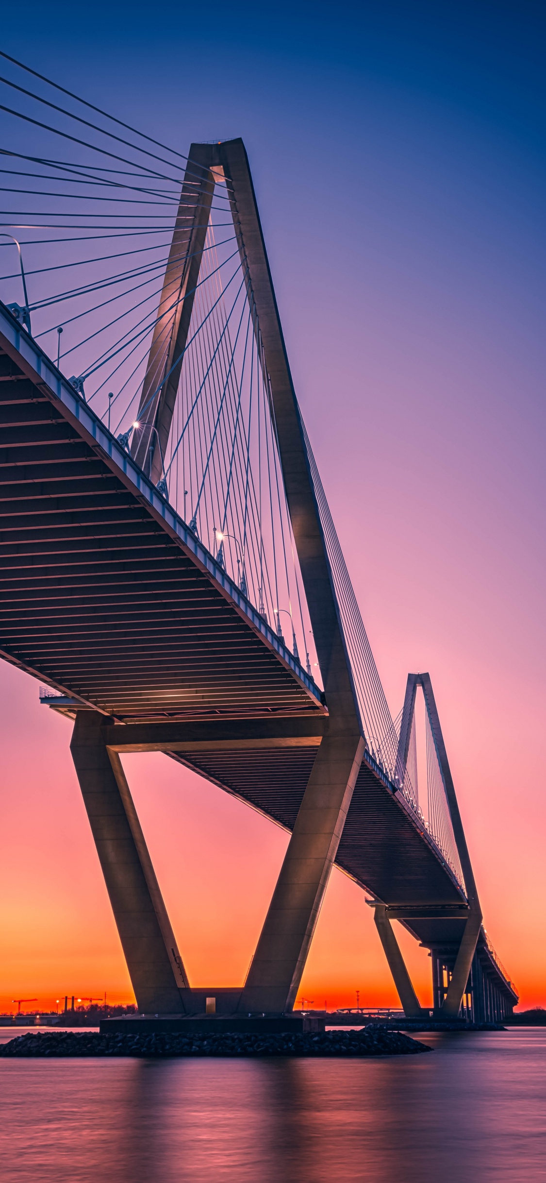 Pont Métallique Gris Sous Ciel Bleu Pendant la Journée. Wallpaper in 1125x2436 Resolution
