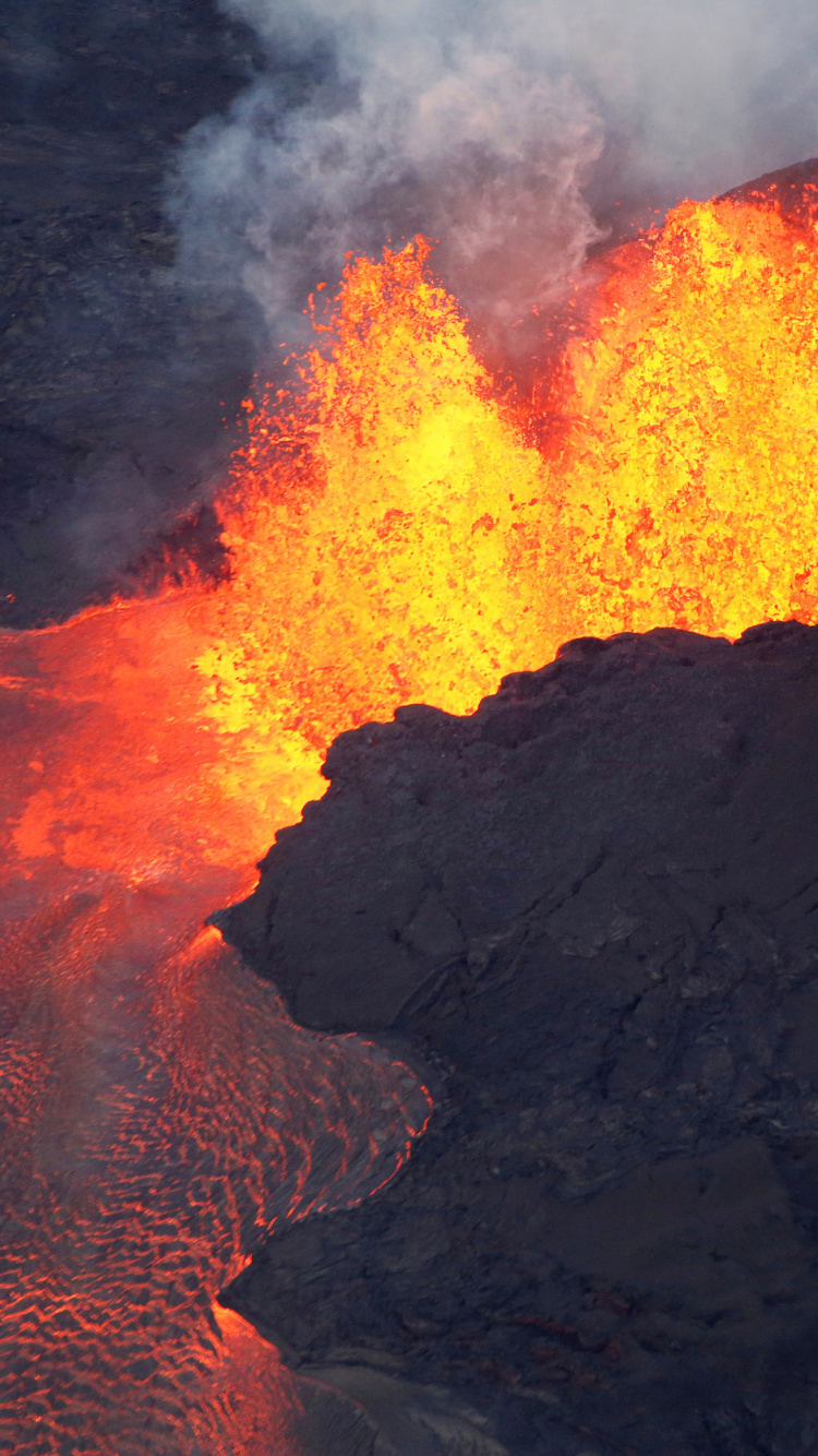 Orange Und Schwarzes Feuer Mitten im Meer. Wallpaper in 750x1334 Resolution