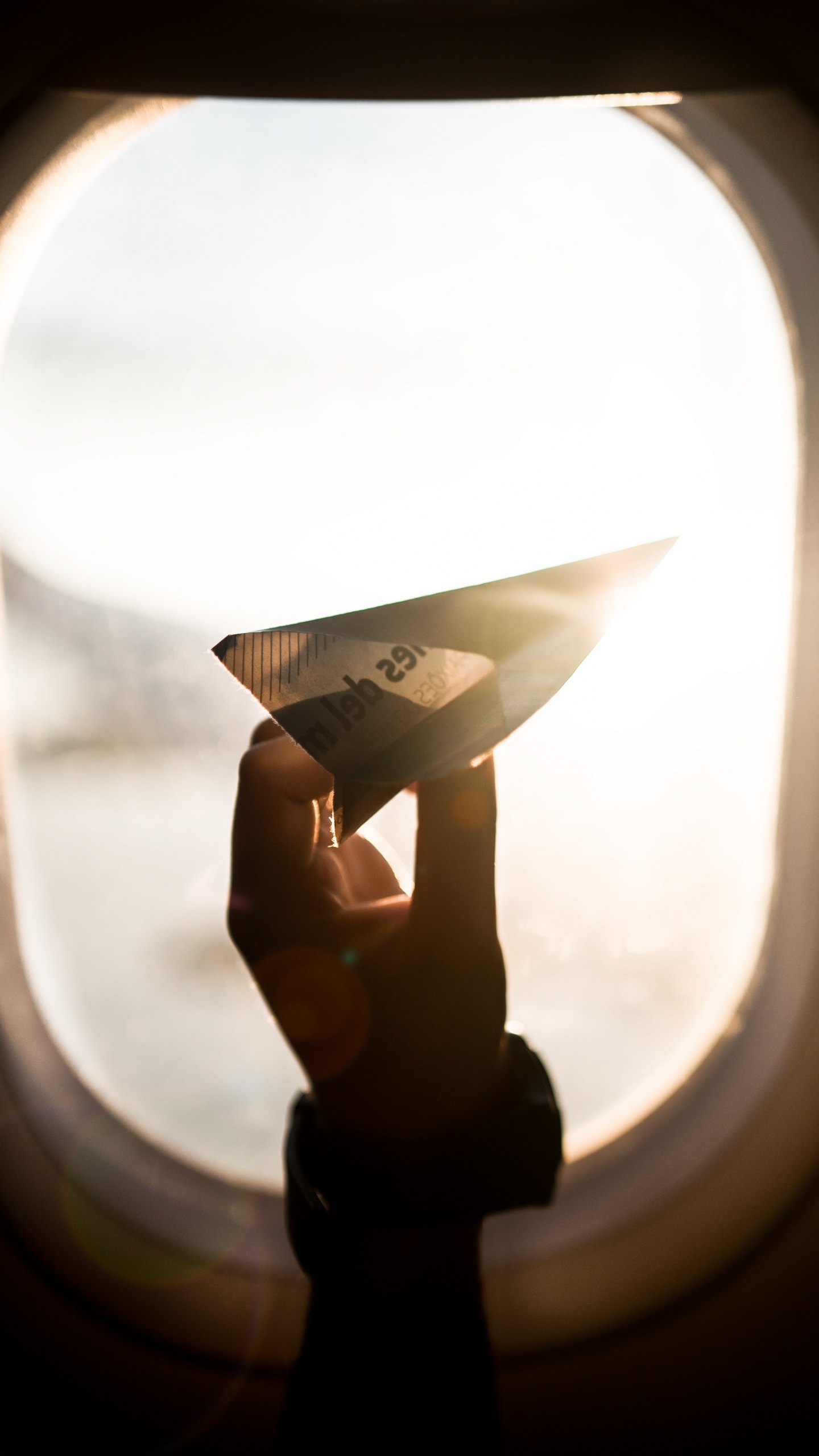 Personne Tenant du Papier Blanc et Noir. Wallpaper in 1440x2560 Resolution