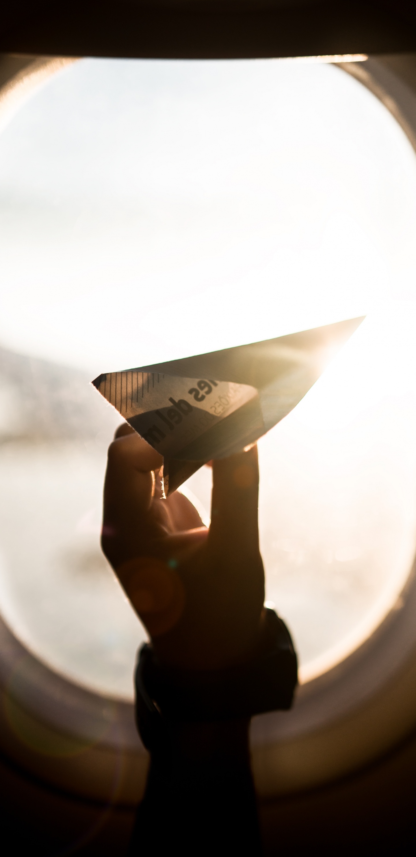 Person, Die Weißes Und Schwarzes Papier Hält. Wallpaper in 1440x2960 Resolution