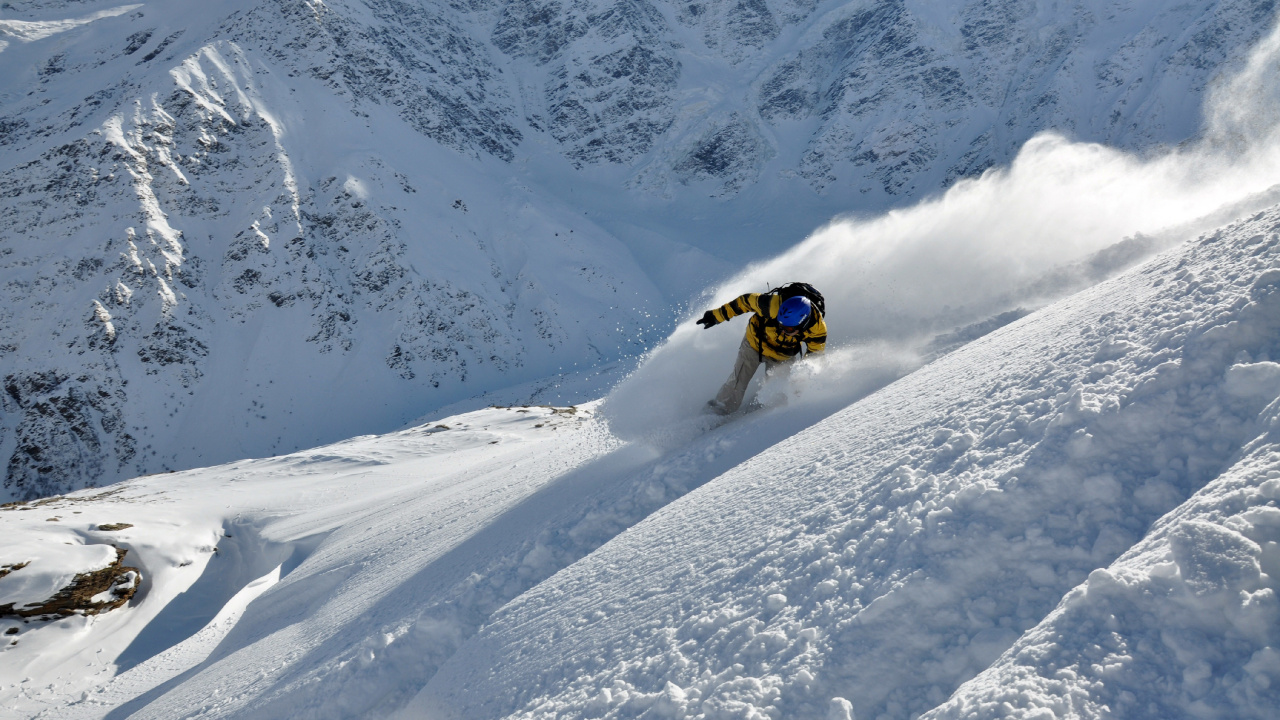 Esquí de Nieve Amarilla y Negra en Montañas Cubiertas de Nieve Durante el Día. Wallpaper in 1280x720 Resolution