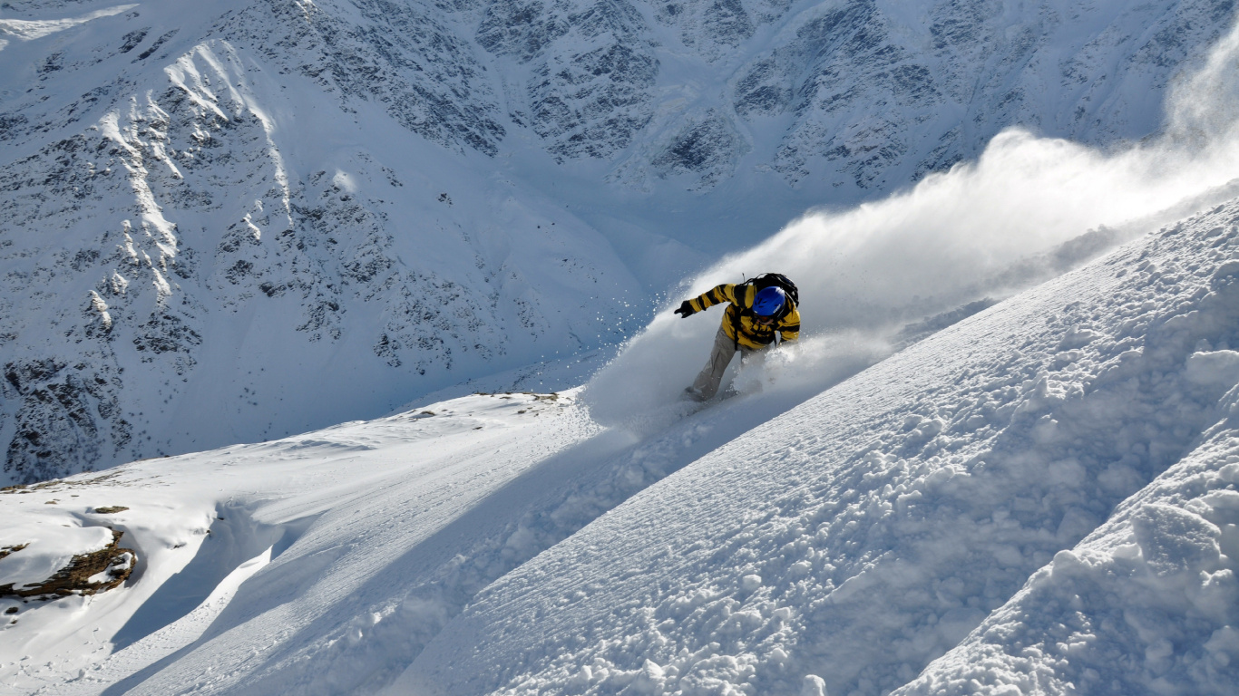 Esquí de Nieve Amarilla y Negra en Montañas Cubiertas de Nieve Durante el Día. Wallpaper in 1366x768 Resolution