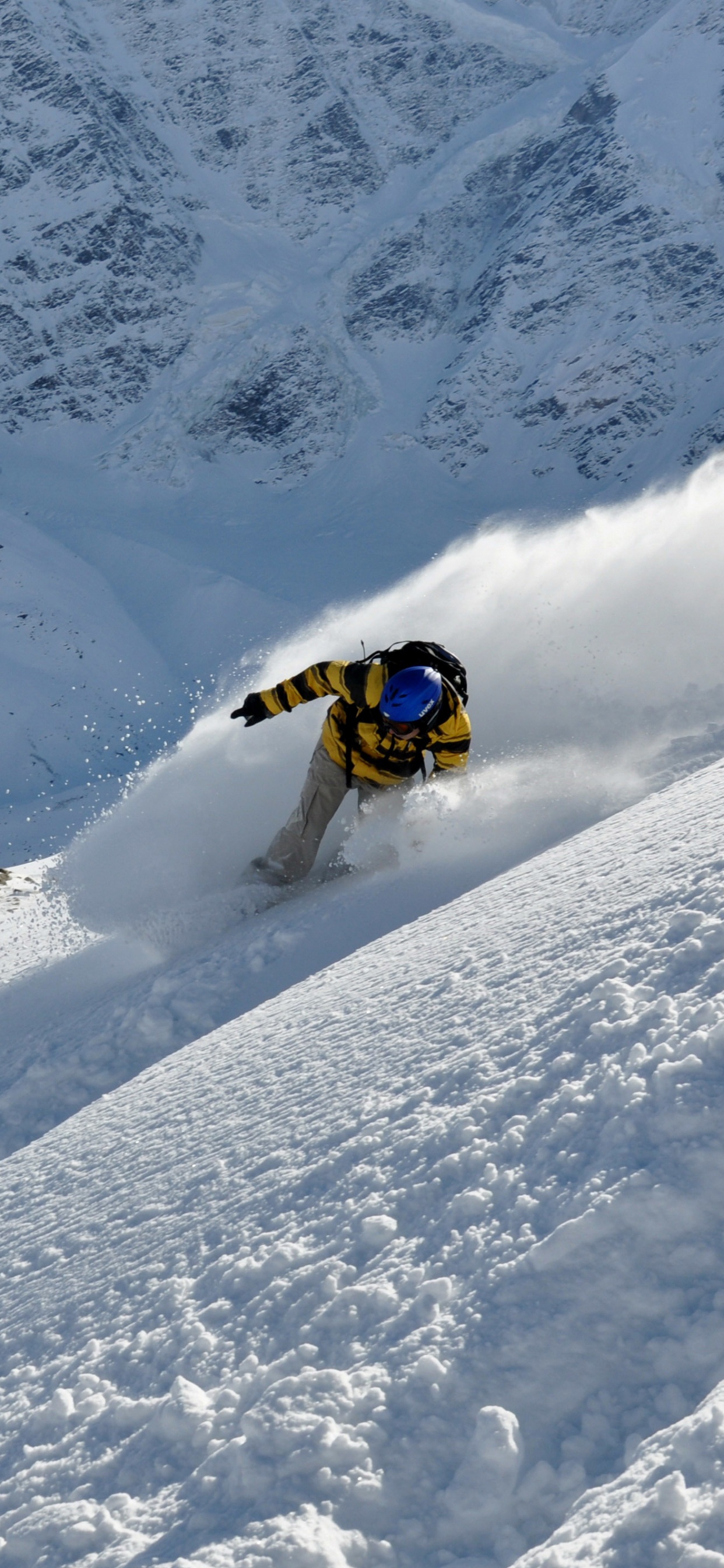 Ski de Neige Jaune et Noir Sur la Montagne Couverte de Neige Pendant la Journée. Wallpaper in 1242x2688 Resolution