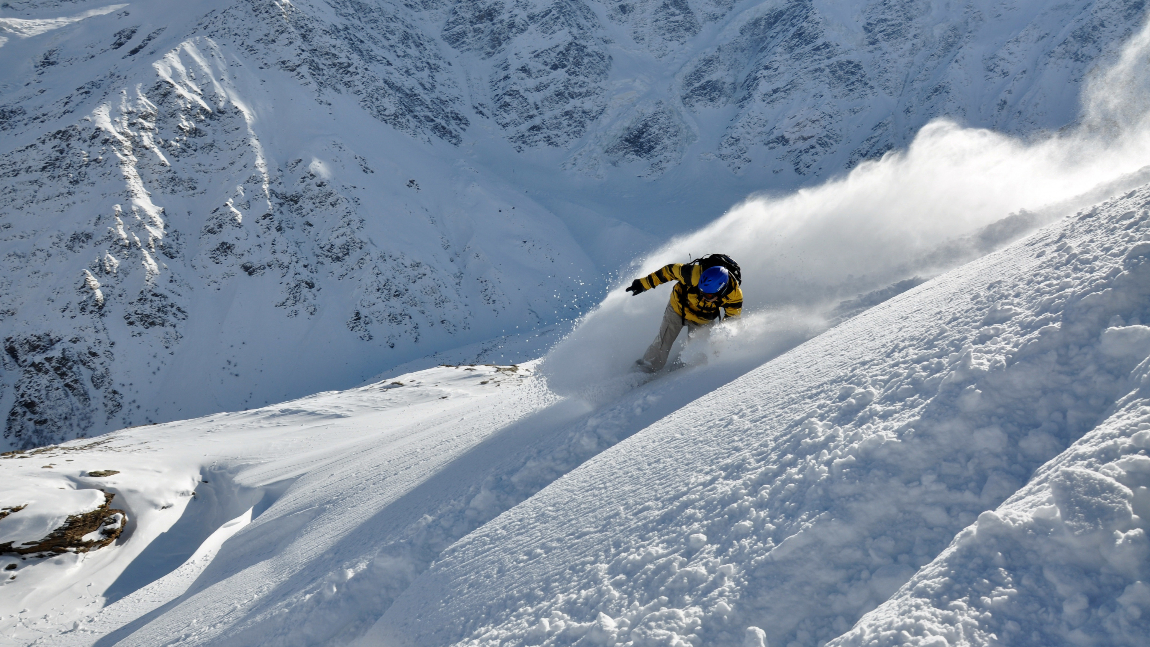 Ski de Neige Jaune et Noir Sur la Montagne Couverte de Neige Pendant la Journée. Wallpaper in 3840x2160 Resolution