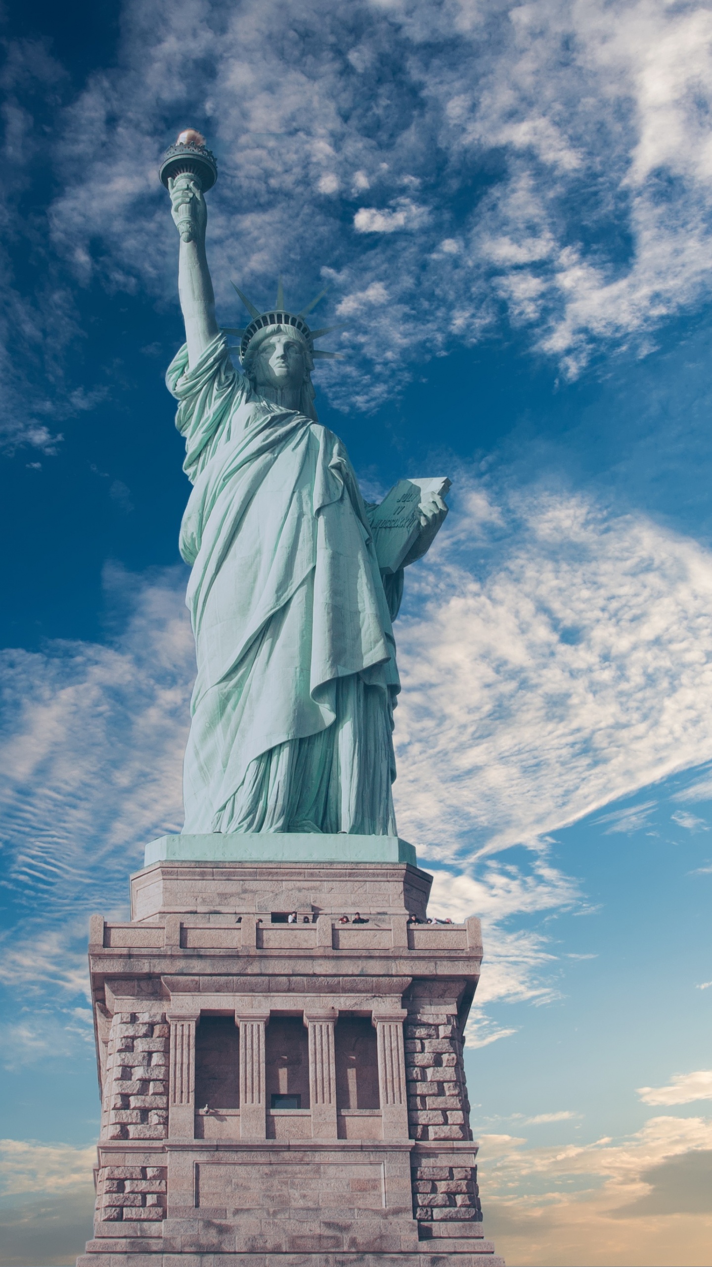 Estatua de la Libertad de Nueva York Bajo un Cielo Azul Durante el Día. Wallpaper in 1440x2560 Resolution