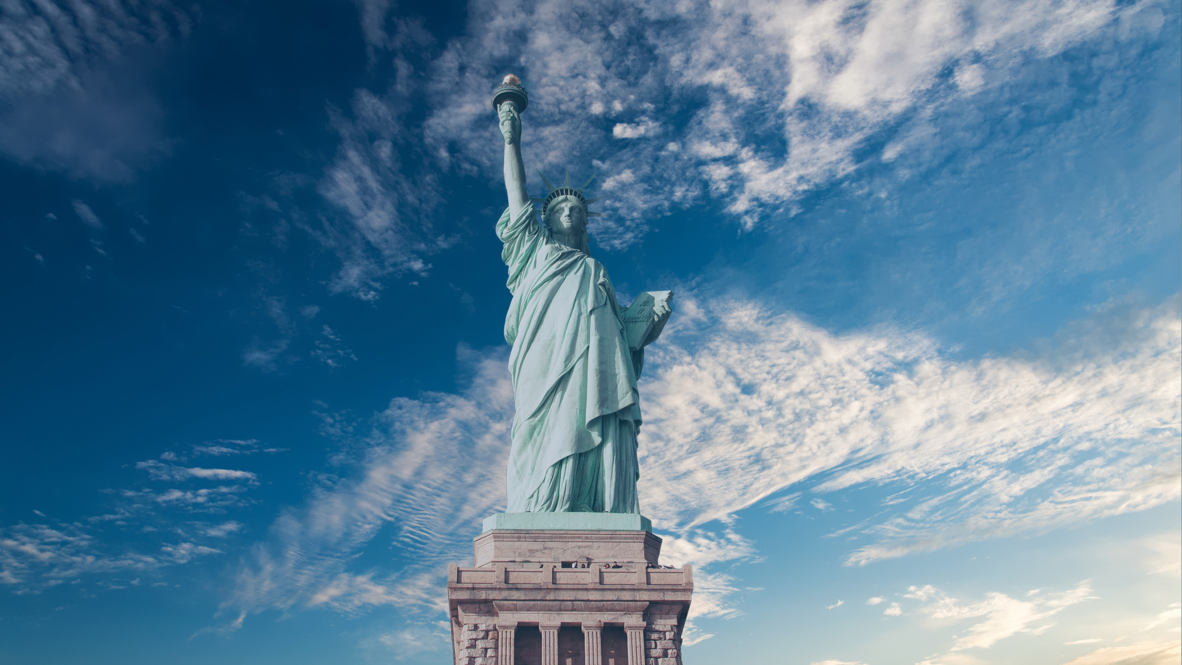 Estatua de la Libertad de Nueva York Bajo un Cielo Azul Durante el Día. Wallpaper in 3840x2160 Resolution