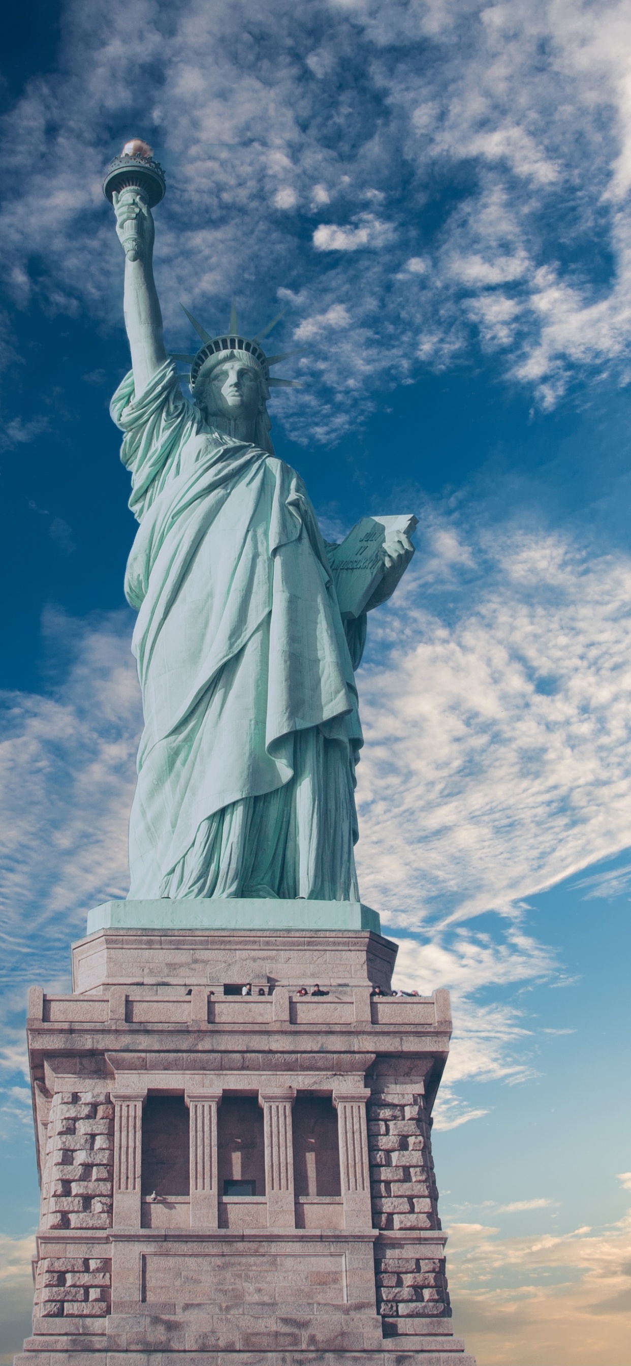 Freiheitsstatue New York Unter Blauem Himmel Tagsüber. Wallpaper in 1242x2688 Resolution