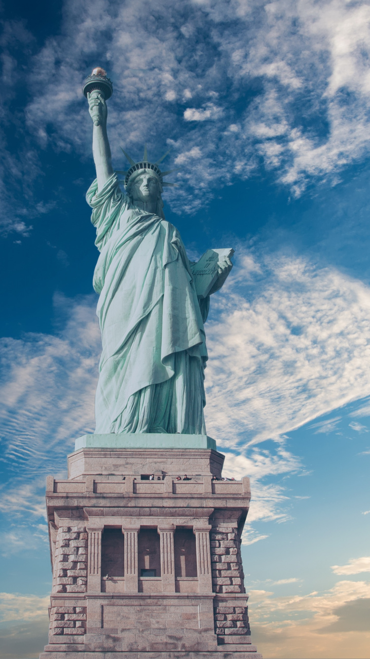Freiheitsstatue New York Unter Blauem Himmel Tagsüber. Wallpaper in 750x1334 Resolution