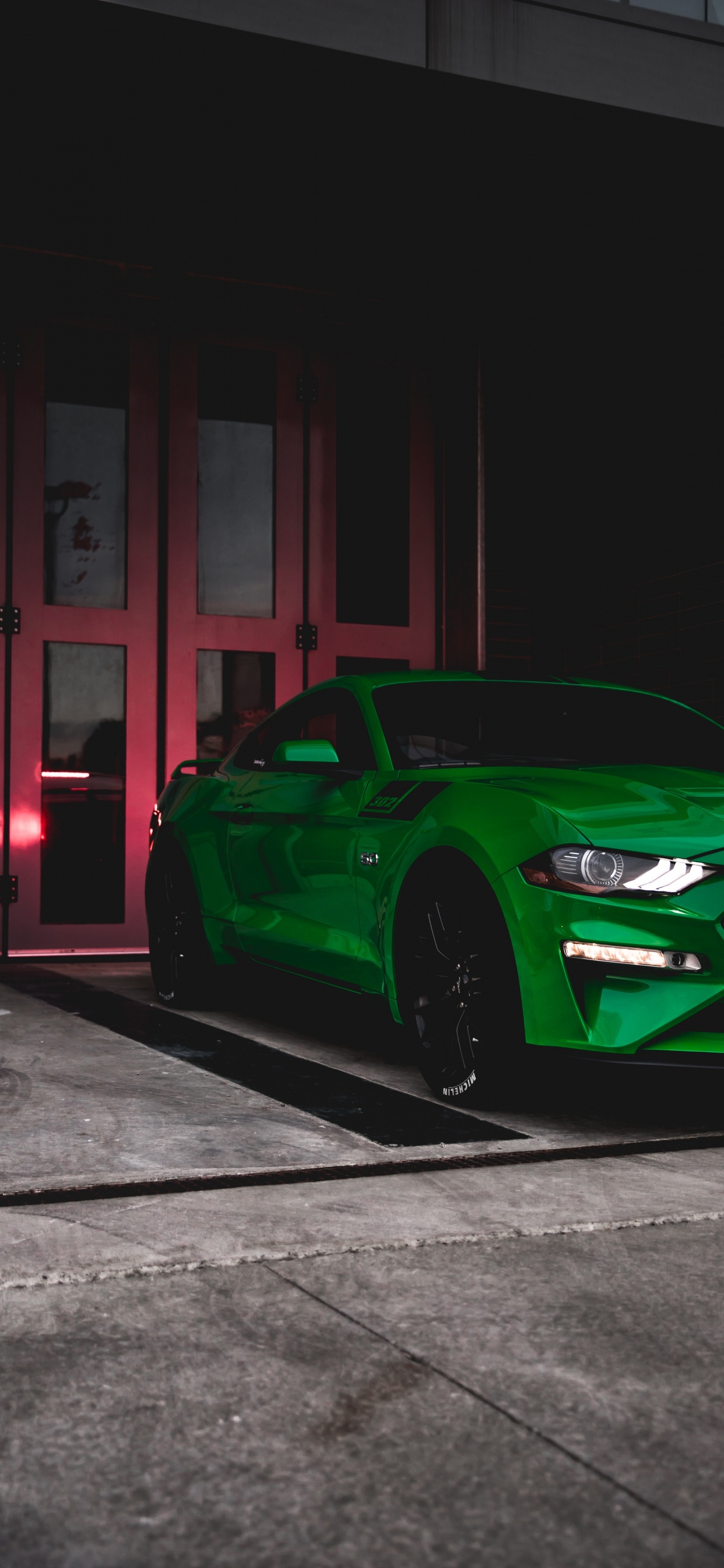 Cooler Grüner Mustang, Ford Mustang, Sportwagen, Shelby Mustang, Ford. Wallpaper in 1242x2688 Resolution