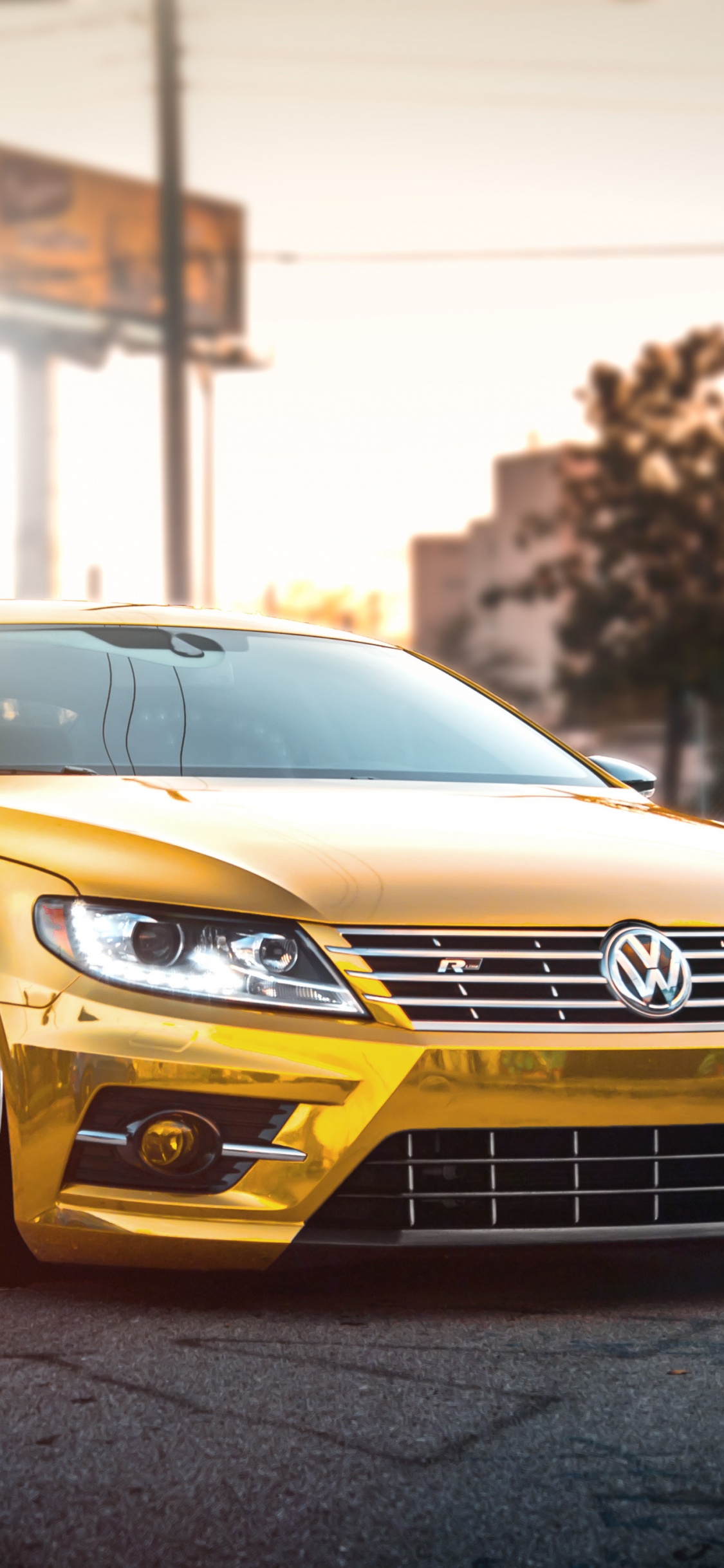 Mercedes Benz Coupe Amarillo en la Carretera Durante el Día. Wallpaper in 1125x2436 Resolution