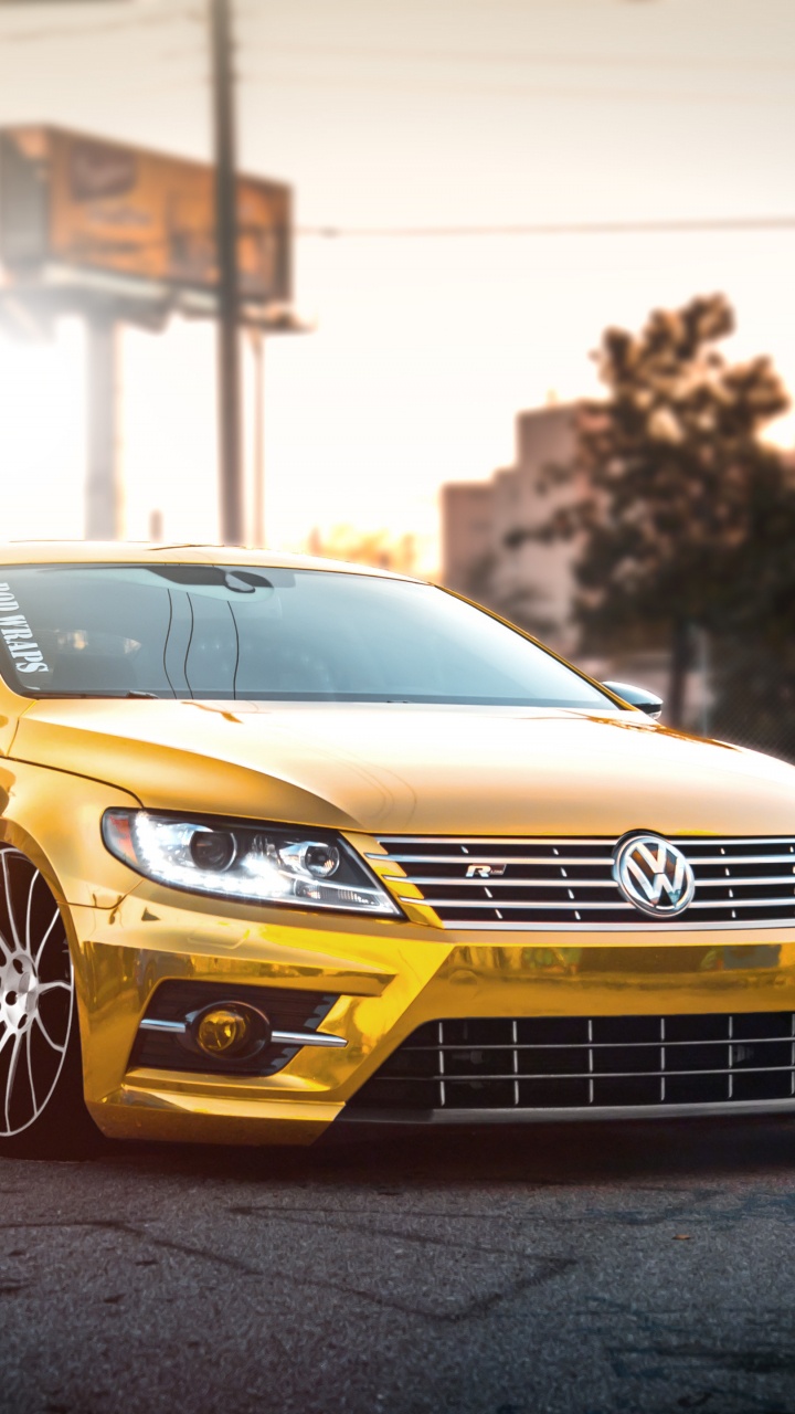 Mercedes Benz Coupe Amarillo en la Carretera Durante el Día. Wallpaper in 720x1280 Resolution