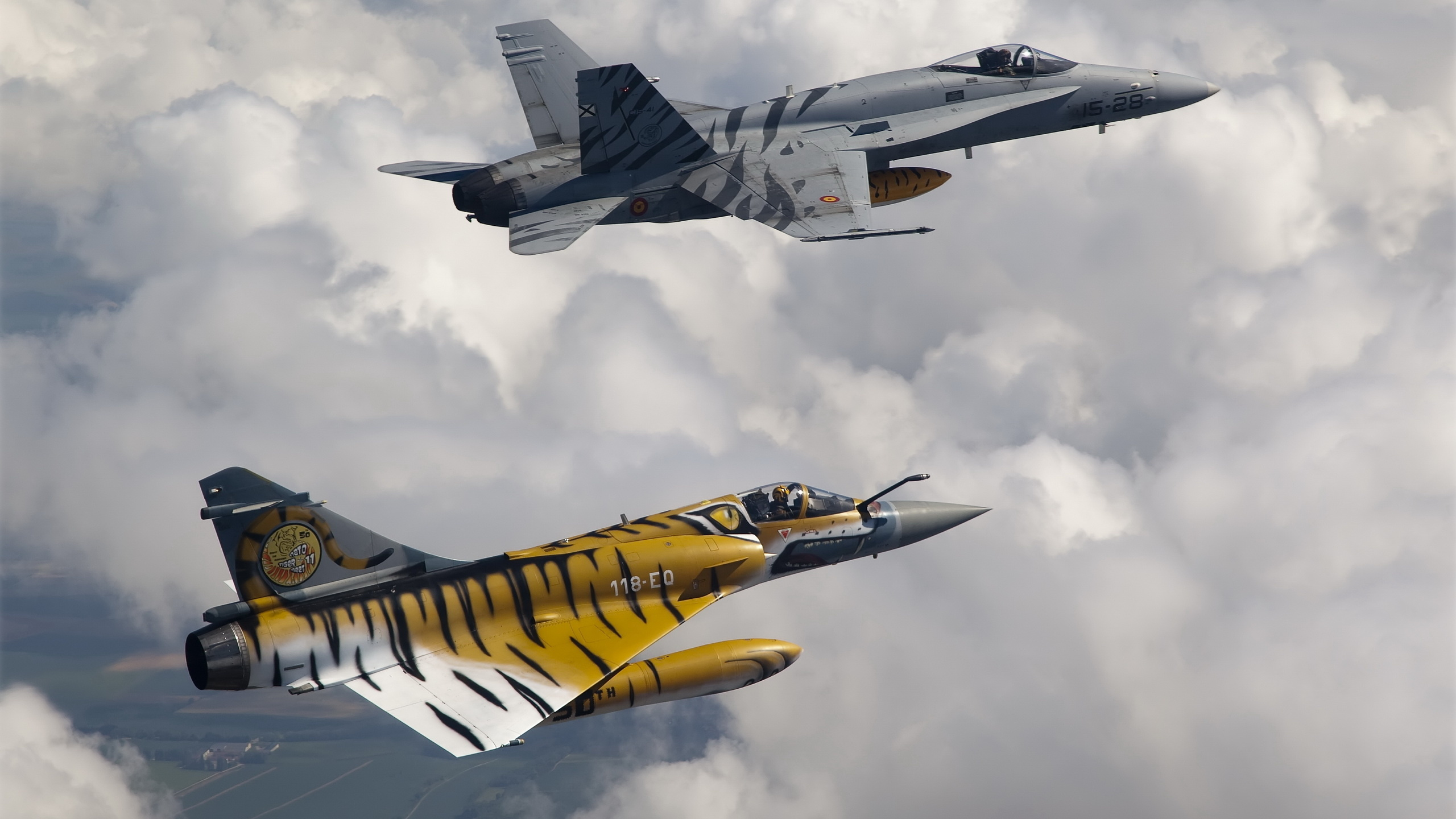 Avion de Chasse Noir et Jaune Volant Dans le Ciel. Wallpaper in 2560x1440 Resolution