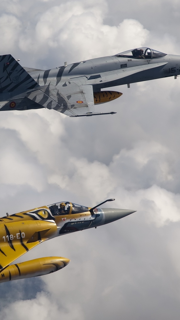 Avion de Chasse Noir et Jaune Volant Dans le Ciel. Wallpaper in 720x1280 Resolution