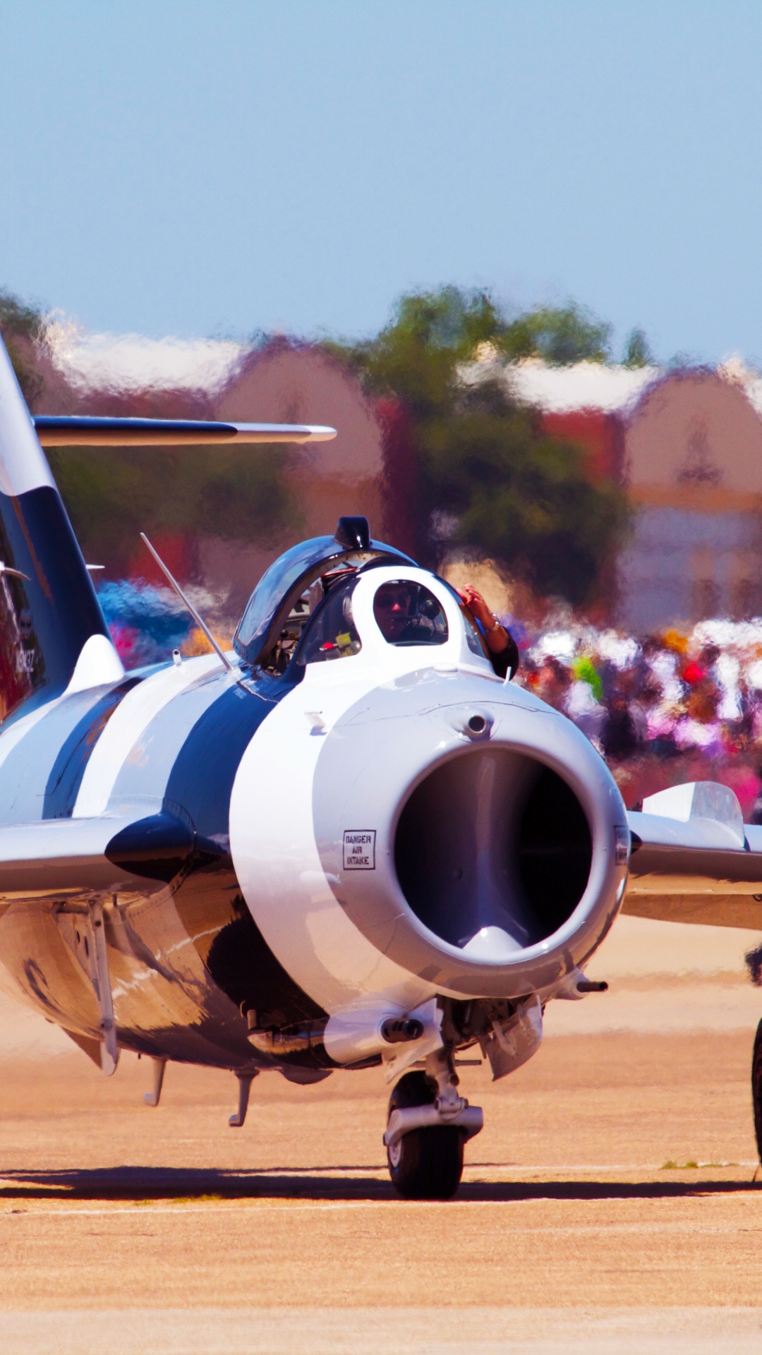 Avion Blanc et Bleu Sur Champ Brun Pendant la Journée. Wallpaper in 1080x1920 Resolution