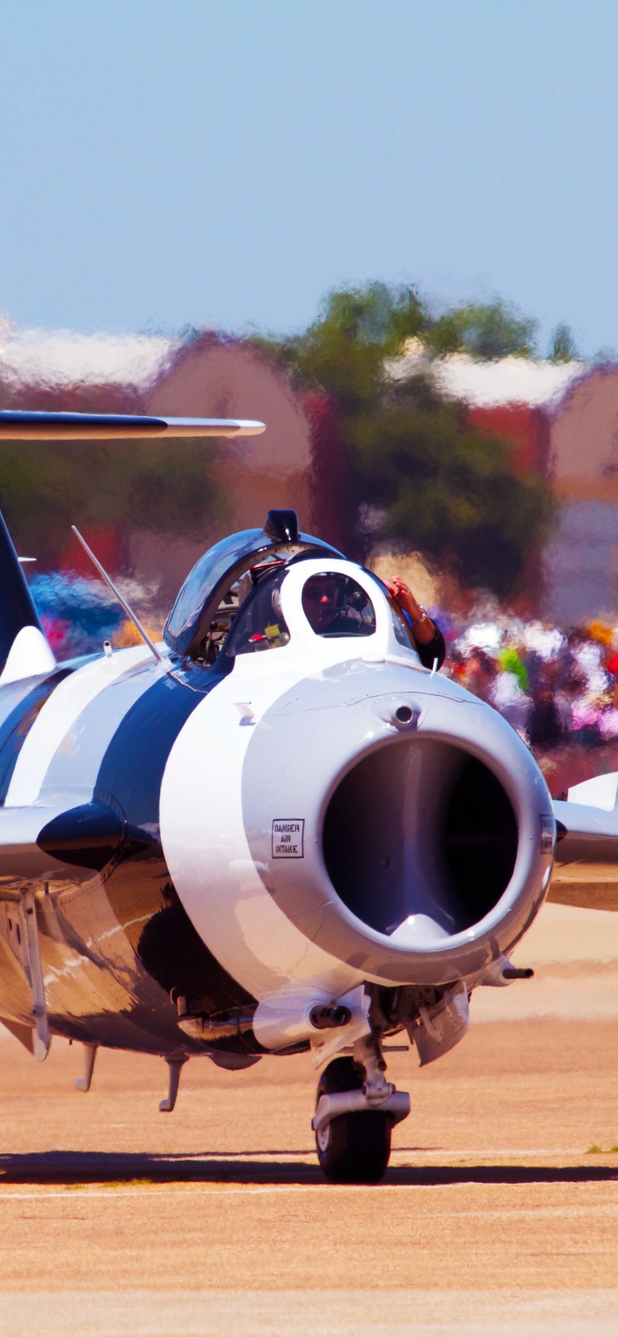 Avion Blanc et Bleu Sur Champ Brun Pendant la Journée. Wallpaper in 1242x2688 Resolution