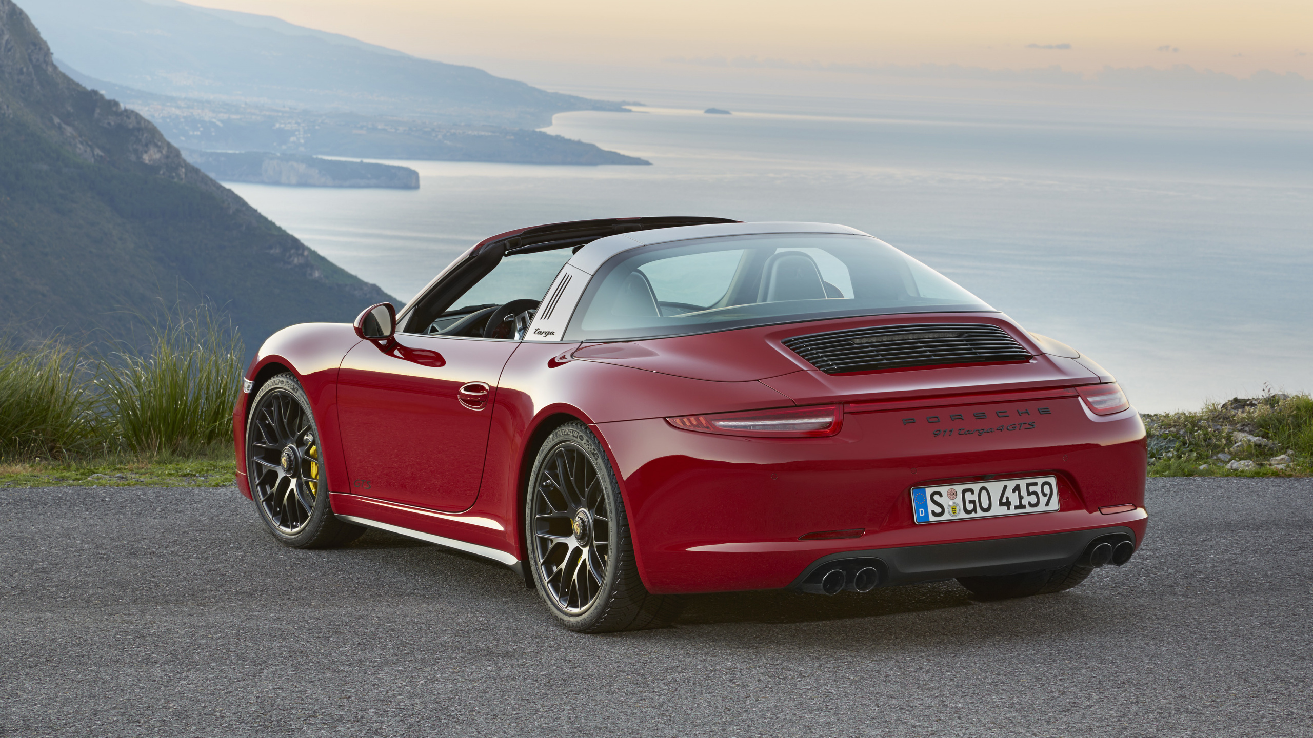 Rotes Bmw m 3 Coupe Auf Grauem Betonpflaster. Wallpaper in 2560x1440 Resolution