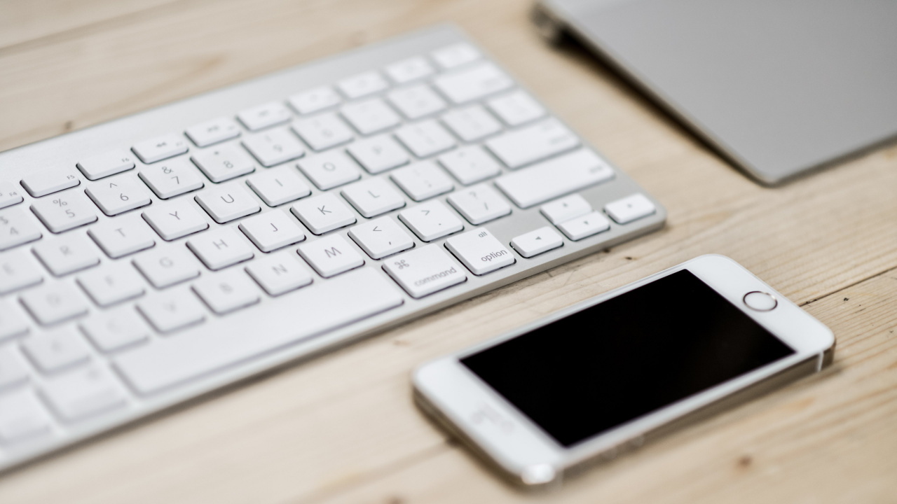 Smartphone Android Samsung Blanc Sur Clavier D'ordinateur Blanc. Wallpaper in 1280x720 Resolution