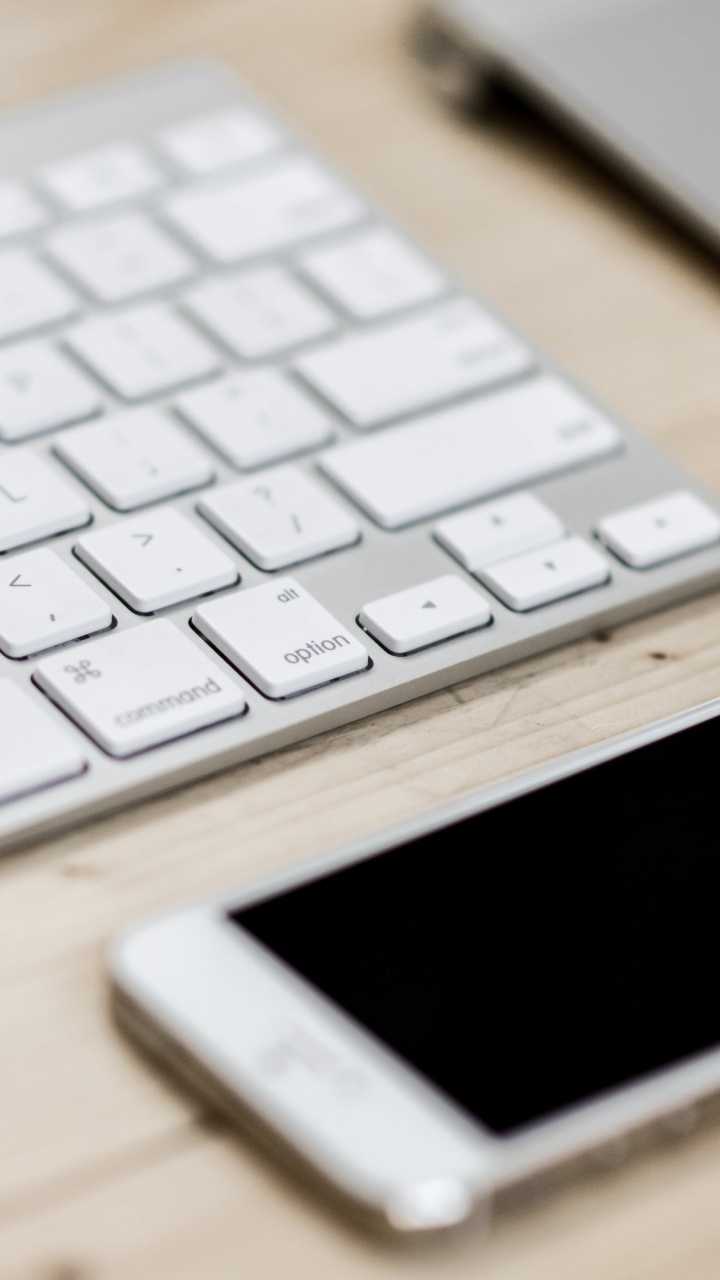 Smartphone Android Samsung Blanc Sur Clavier D'ordinateur Blanc. Wallpaper in 720x1280 Resolution