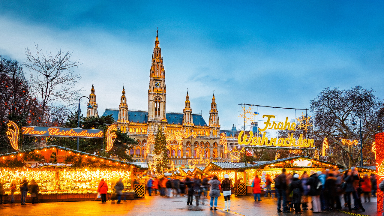 Leute, Die Tagsüber in Der Nähe Eines Braunen Betongebäudes Auf Der Straße Gehen. Wallpaper in 1280x720 Resolution