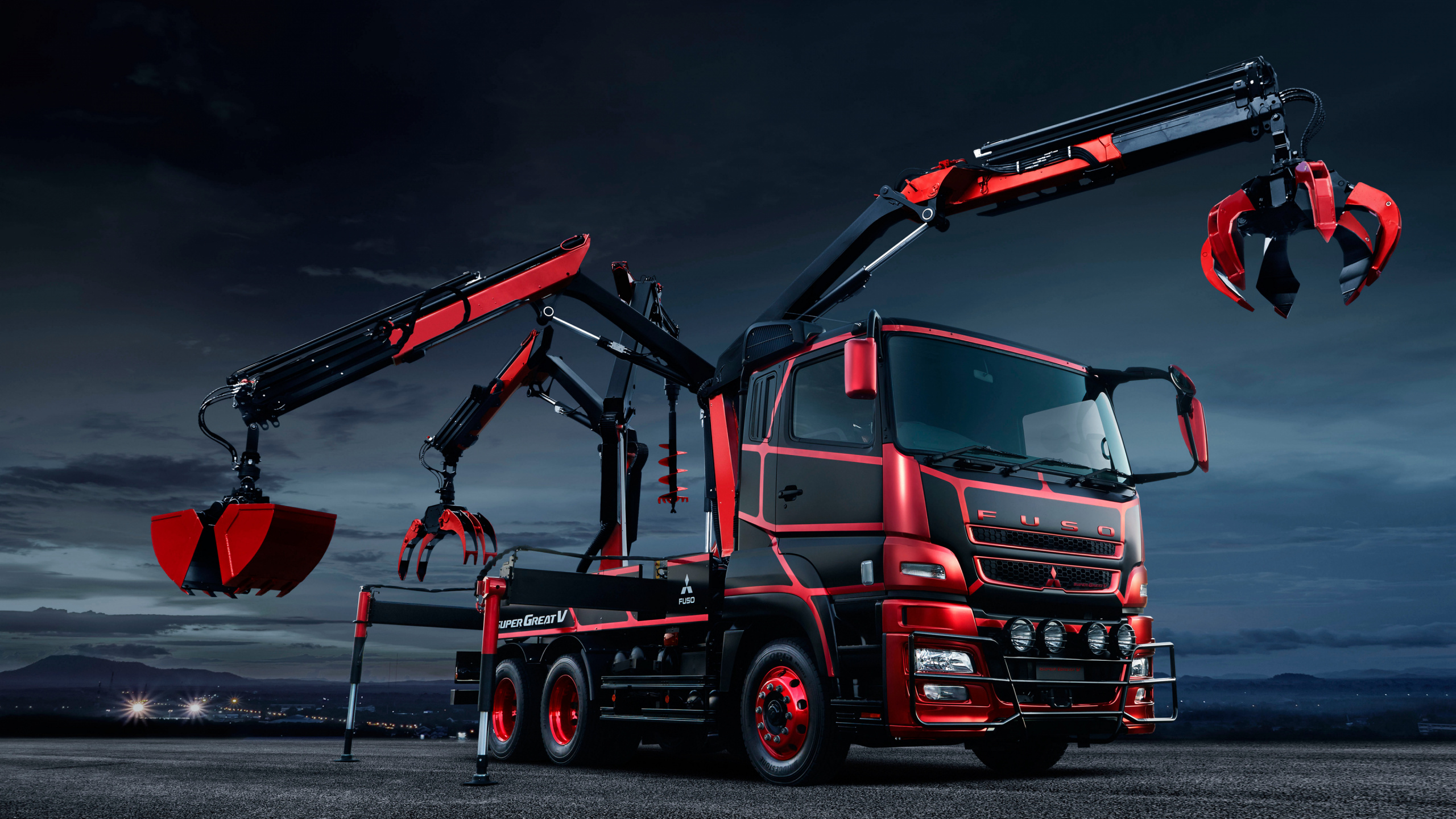 Roter LKW Unterwegs Während Der Nacht. Wallpaper in 2560x1440 Resolution