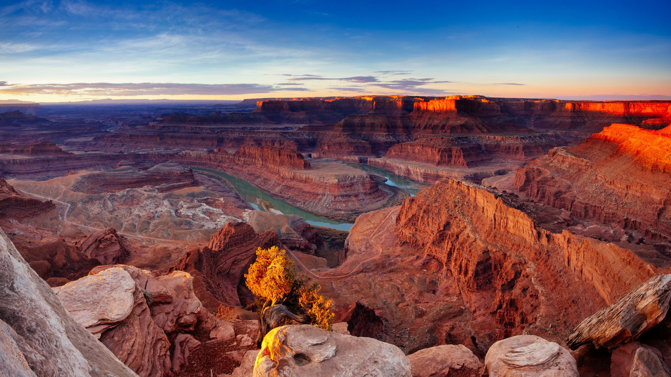 Brown and Green Mountains Under Blue Sky During Daytime. Wallpaper in 1366x768 Resolution