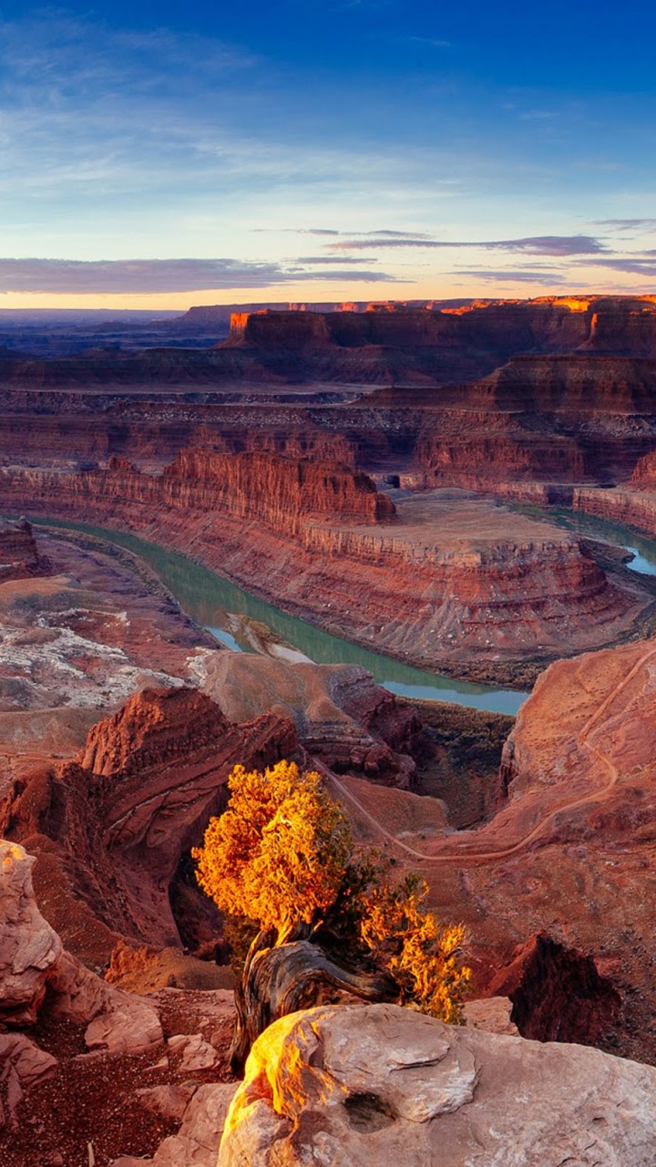 Montagnes Brunes et Vertes Sous Ciel Bleu Pendant la Journée. Wallpaper in 720x1280 Resolution