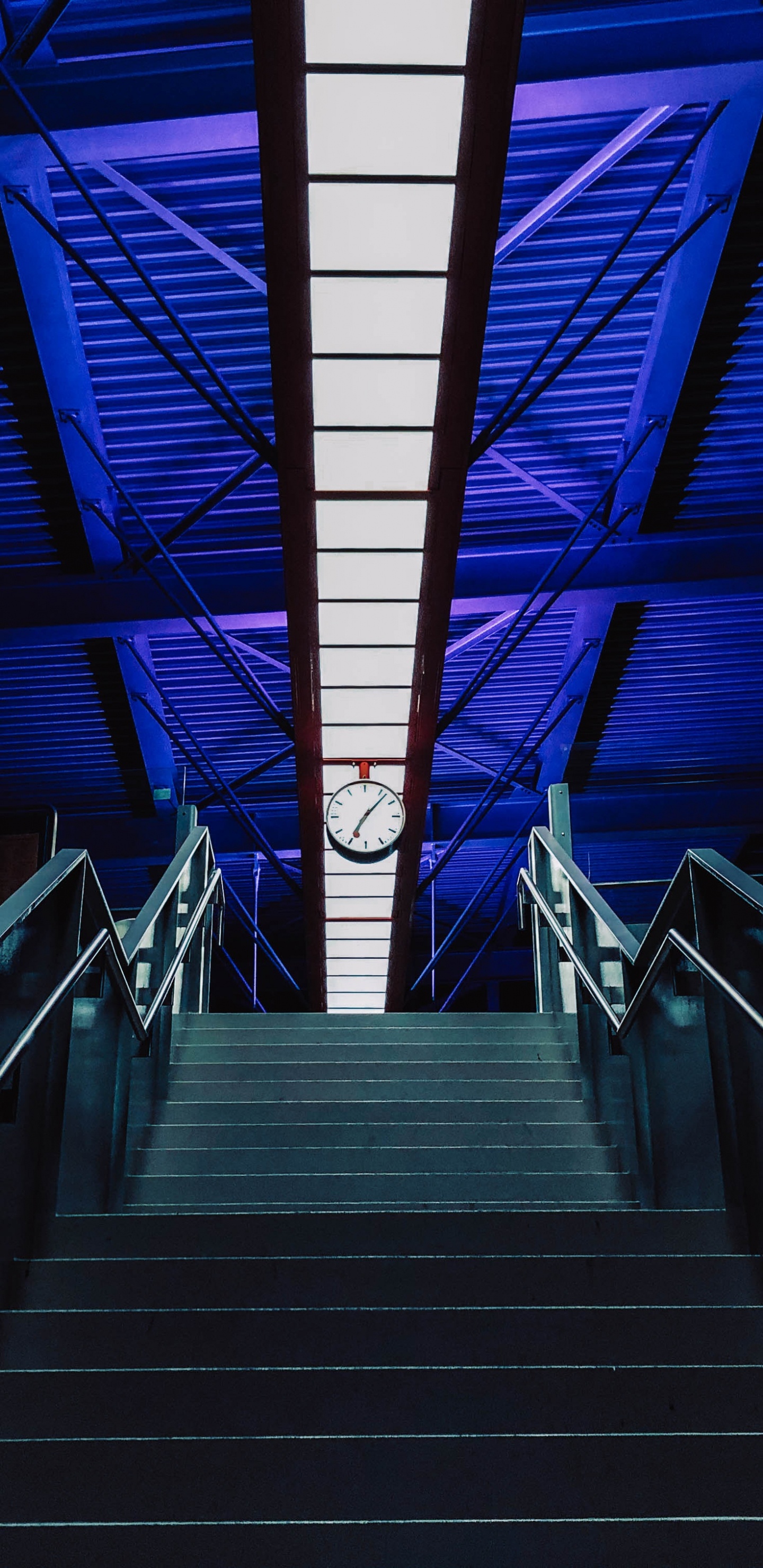 Escalera de Madera Marrón Con Barandillas de Acero Inoxidable.. Wallpaper in 1440x2960 Resolution