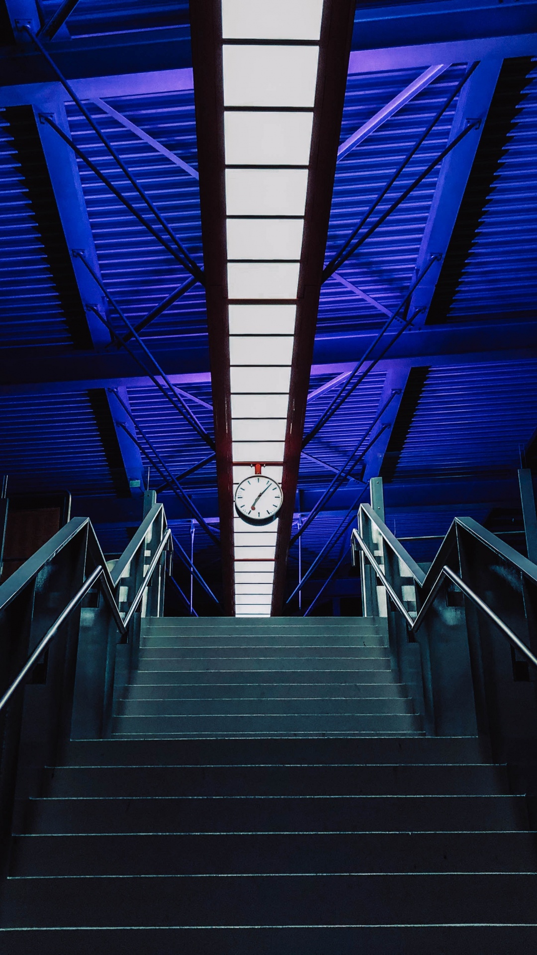 Braune Holztreppe Mit Edelstahlgeländer. Wallpaper in 1080x1920 Resolution