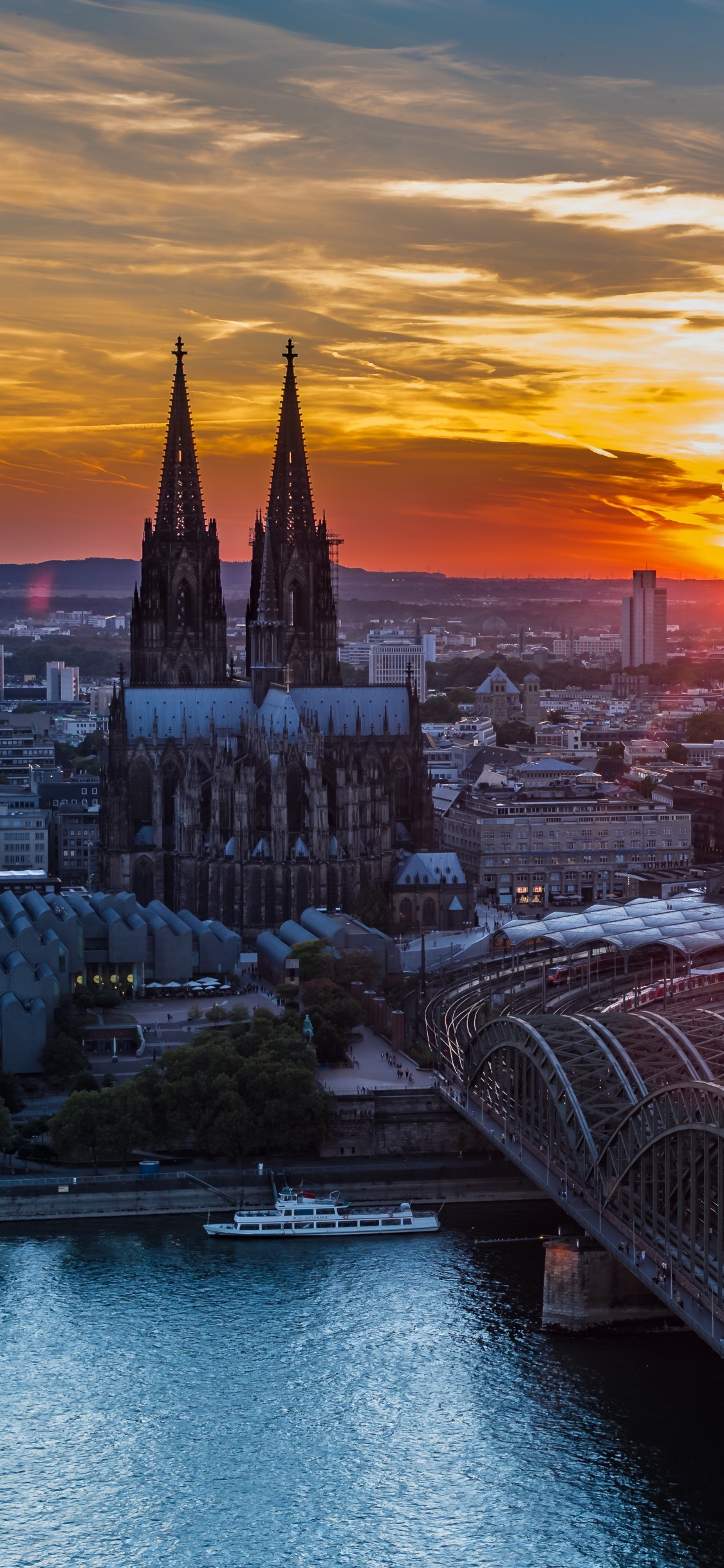 Brücke Über Den Fluss Bei Sonnenuntergang. Wallpaper in 1125x2436 Resolution