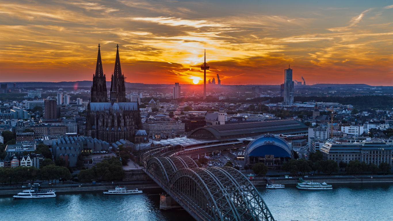 Brücke Über Den Fluss Bei Sonnenuntergang. Wallpaper in 1366x768 Resolution