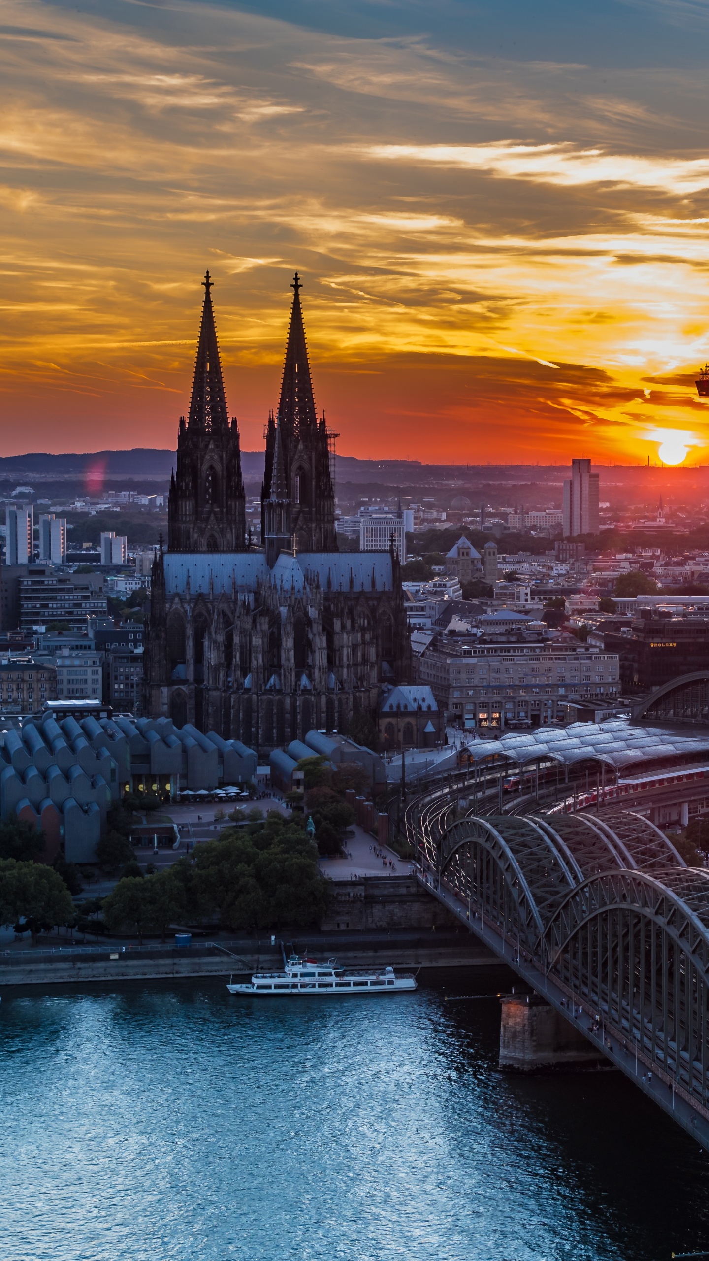 Brücke Über Den Fluss Bei Sonnenuntergang. Wallpaper in 1440x2560 Resolution