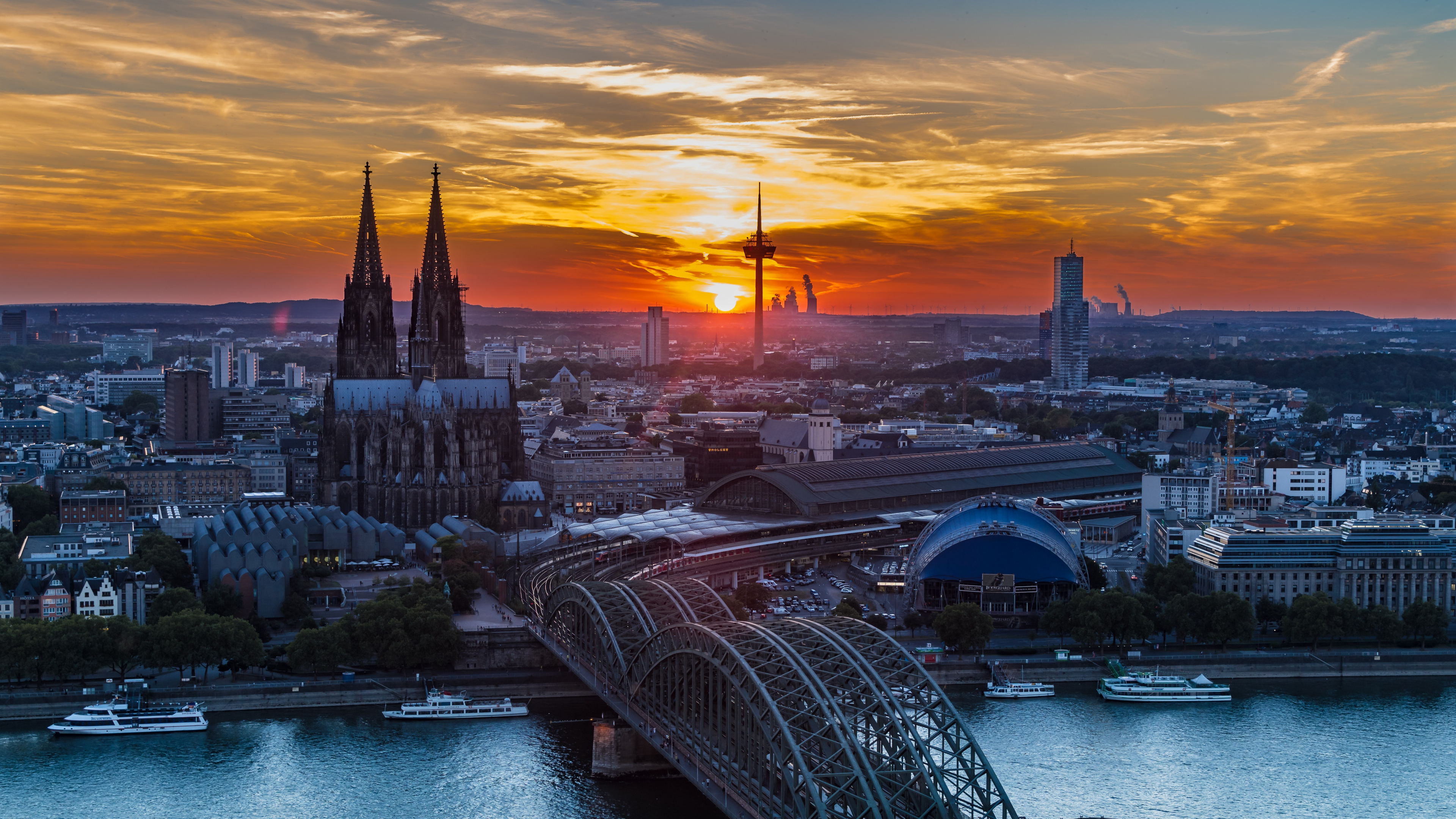 Brücke Über Den Fluss Bei Sonnenuntergang. Wallpaper in 3840x2160 Resolution