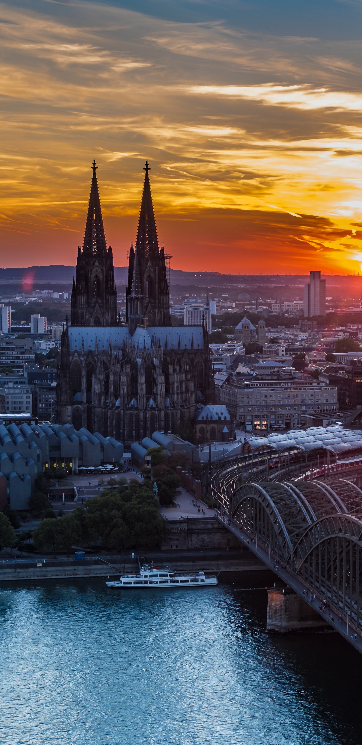 Puente Sobre el Río Durante la Puesta de Sol. Wallpaper in 1440x2960 Resolution