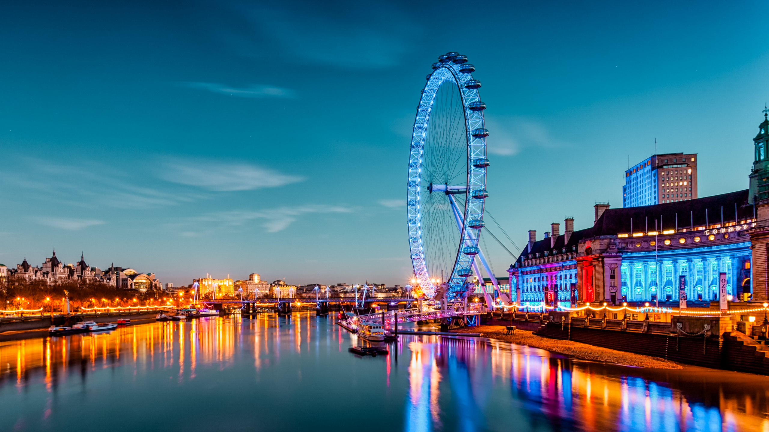 Grande Roue Près du Plan D'eau Pendant la Nuit. Wallpaper in 2560x1440 Resolution