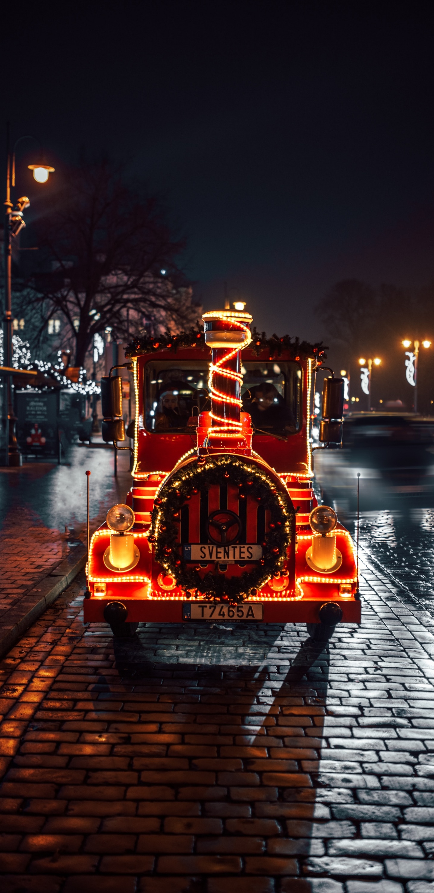 Rotes Und Schwarzes Fahrzeug Während Der Nacht Auf Der Straße. Wallpaper in 1440x2960 Resolution
