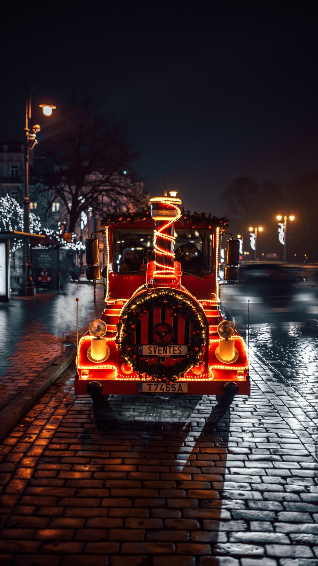 Véhicule Rouge et Noir Sur Route Pendant la Nuit. Wallpaper in 1080x1920 Resolution