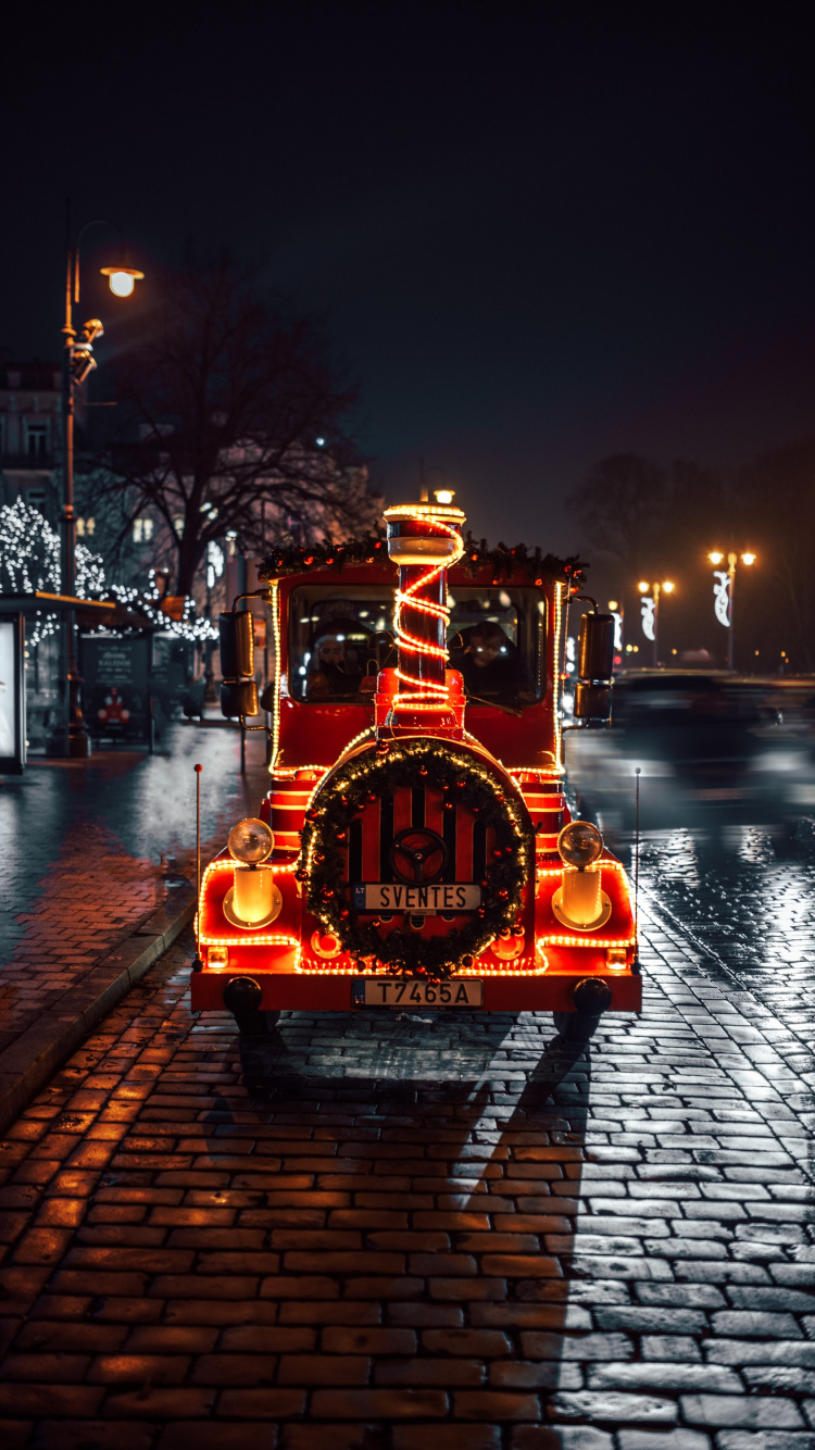 Vehículo Rojo y Negro en la Carretera Durante la Noche.. Wallpaper in 750x1334 Resolution