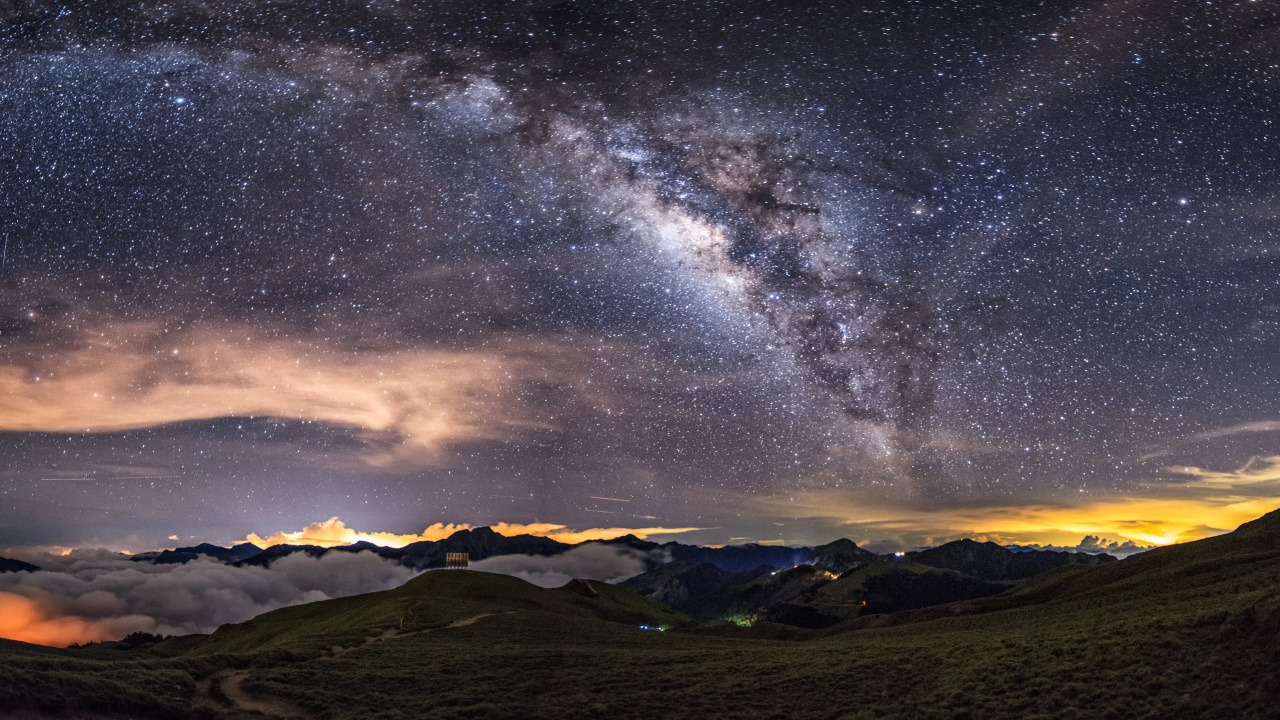 Green Grass Field Under Starry Night. Wallpaper in 1280x720 Resolution